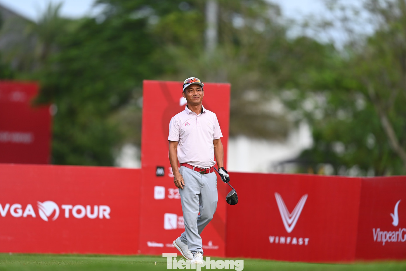 "Run" cũng là tình trạng chung của Nguyễn Minh Trí (trái) và Trần Lưu Sơn (phải), người phải hút thuốc ngay sau cú swing đầu tiên để lấy lại bình tĩnh.