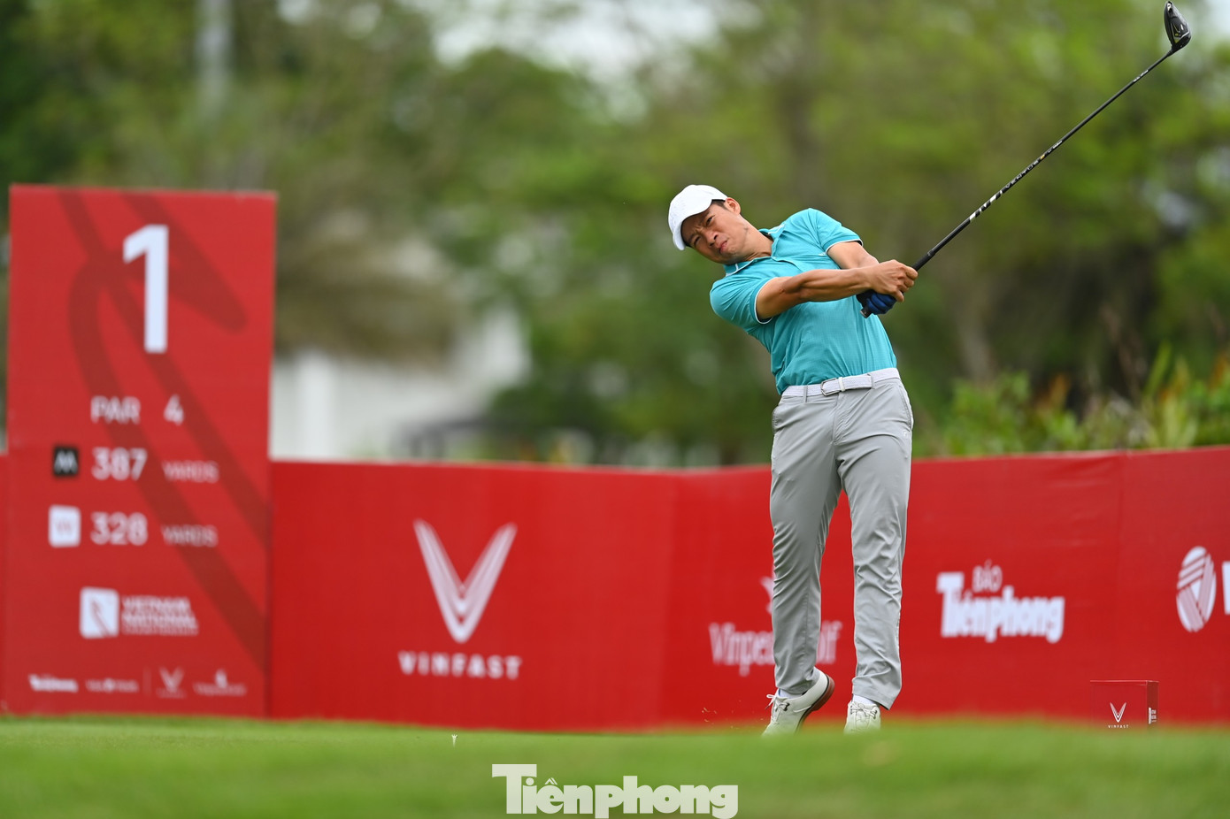 Golfer Bùi Ngọc Công thì cho biết, "cảm giác ban đầu hơi cứng, nhưng càng chơi càng ổn".