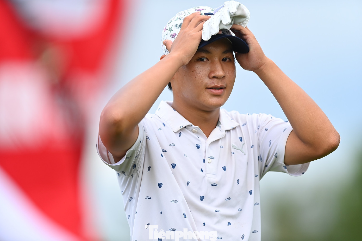 Với Đoàn Uy, anh vui vẻ cho biết ngày thi đấu đầu tiên "khá ok".