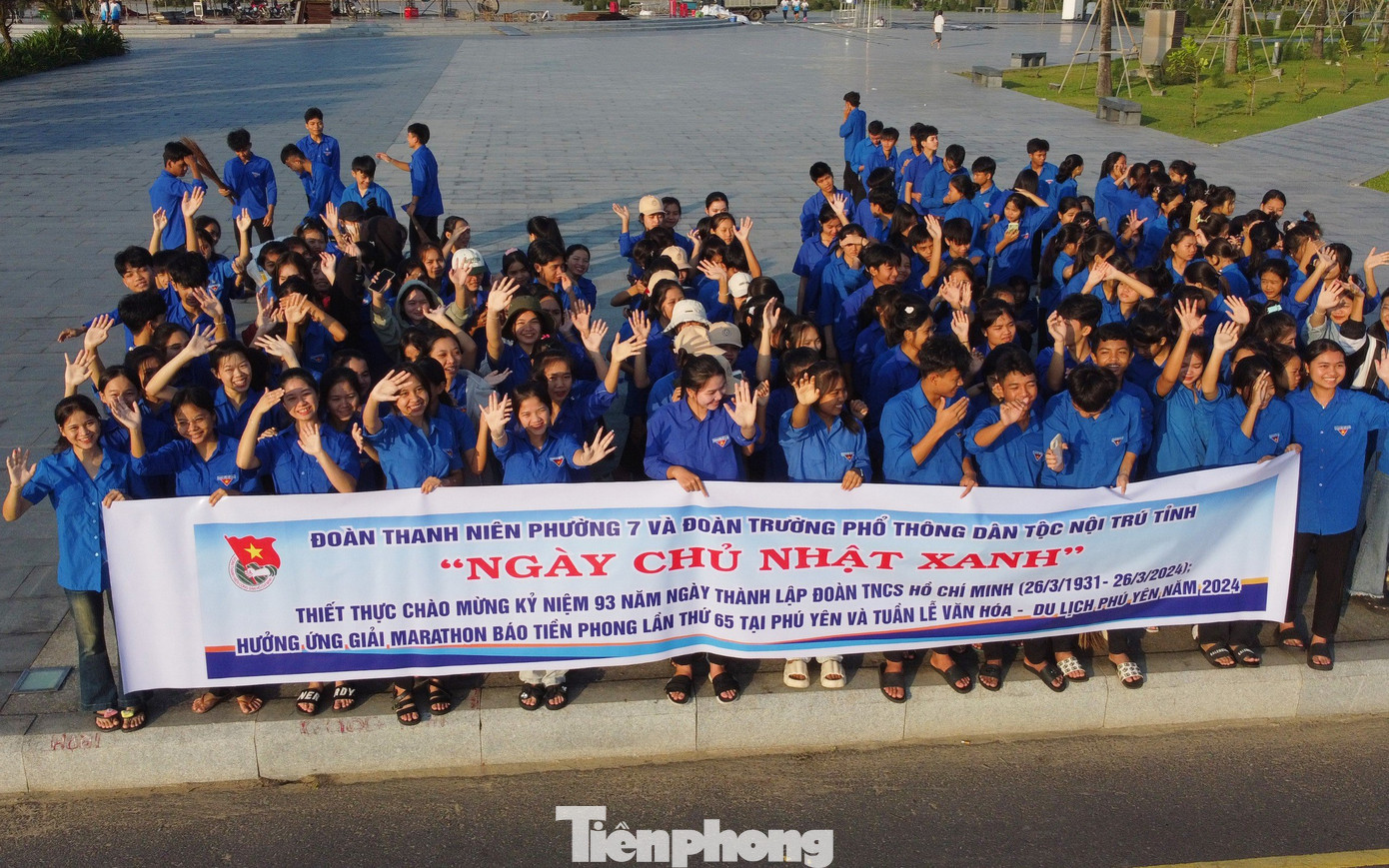 Nhằm chào mừng 93 năm Ngày thành lập Đoàn TNCS Hồ Chí Minh và hưởng ứng Giải Vô địch Quốc gia Marathon và cự ly dài báo Tiền Phong lần thứ 65 - năm 2024 (Tiền Phong Marathon 2024) và Tuần lễ Văn hóa - Du lịch Phú Yên 2024, Đoàn Thanh niên phường 7 và Đoàn Trường Phổ thông Dân tộc nội trú tỉnh Phú Yên đã ra quân thực hiện chương trình "Ngày Chủ nhật xanh".