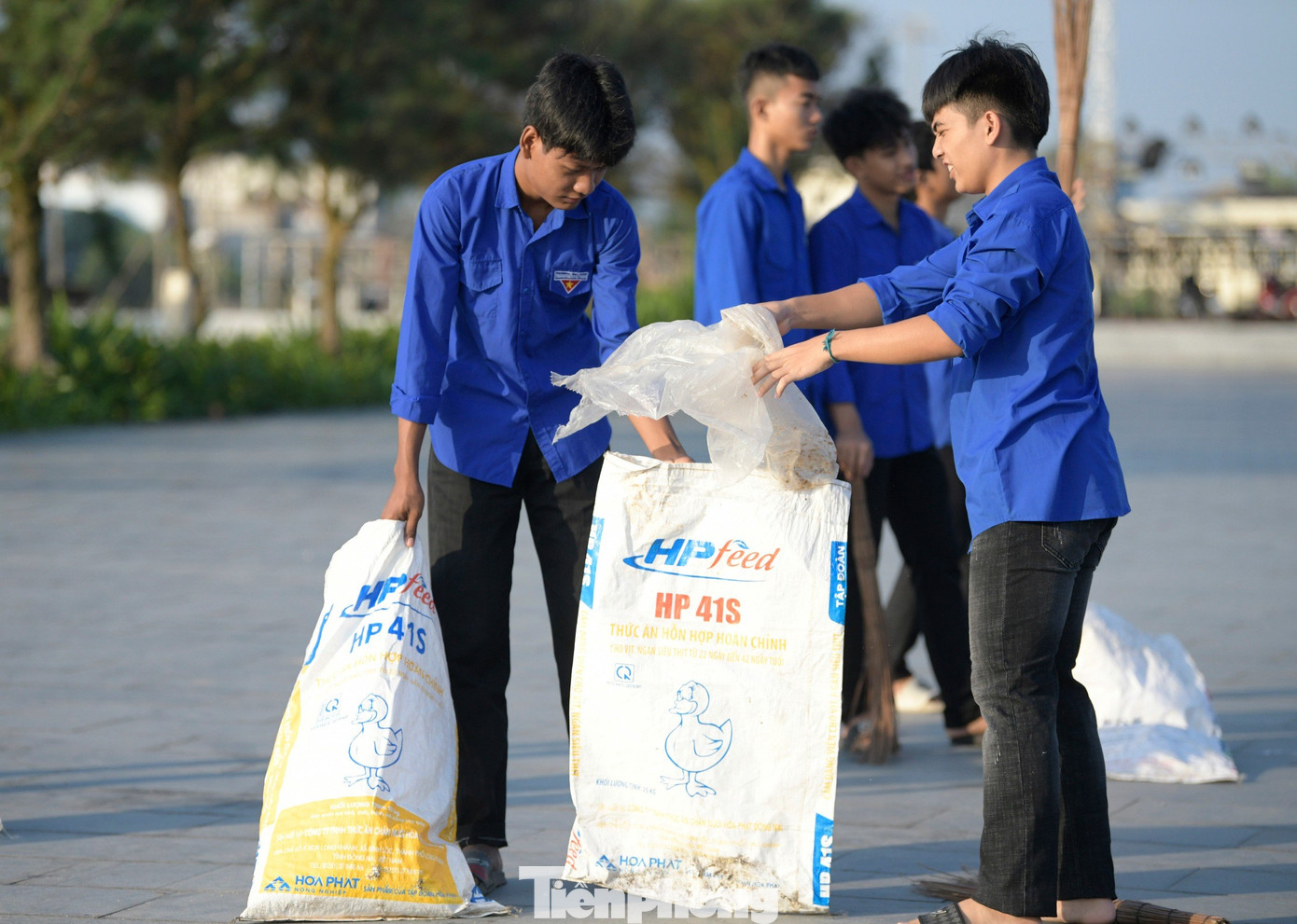 Buổi dọn dẹp diễn ra trong không khí đầy hào hứng. Như em Lê Thị Mơ, dân tộc Chăm chia sẻ, vì nhà xa, Chủ nhật các em chỉ sinh hoạt trong trường. Vì vậy các em rất vui khi được ra ngoài và tham gia vào hoạt động rất có ý nghĩa này.