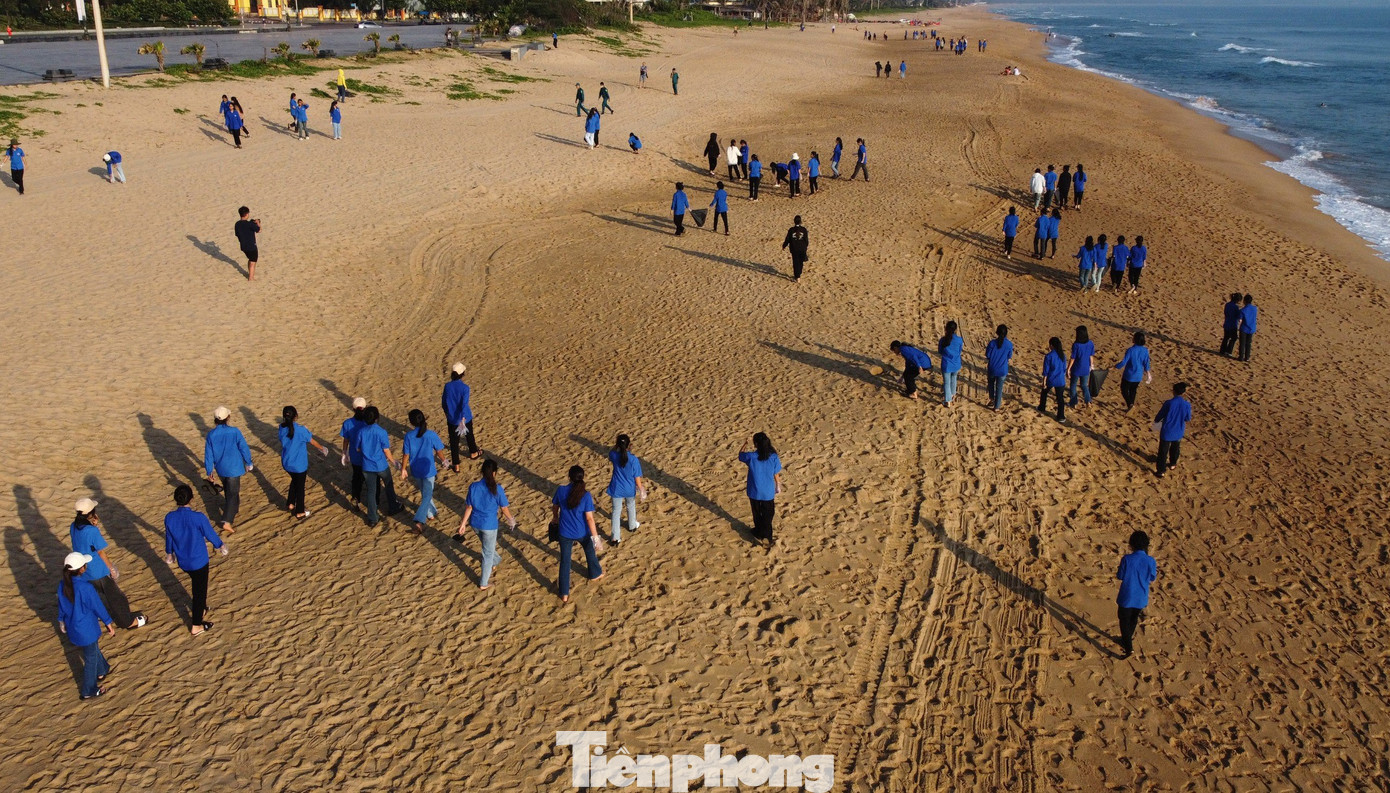 Công việc dọn dẹp diễn ra khá nhanh, và không bao lâu, bãi biển Tuy Hòa trở lại với dáng vẻ ban đầu, với cát vàng, biển xanh.