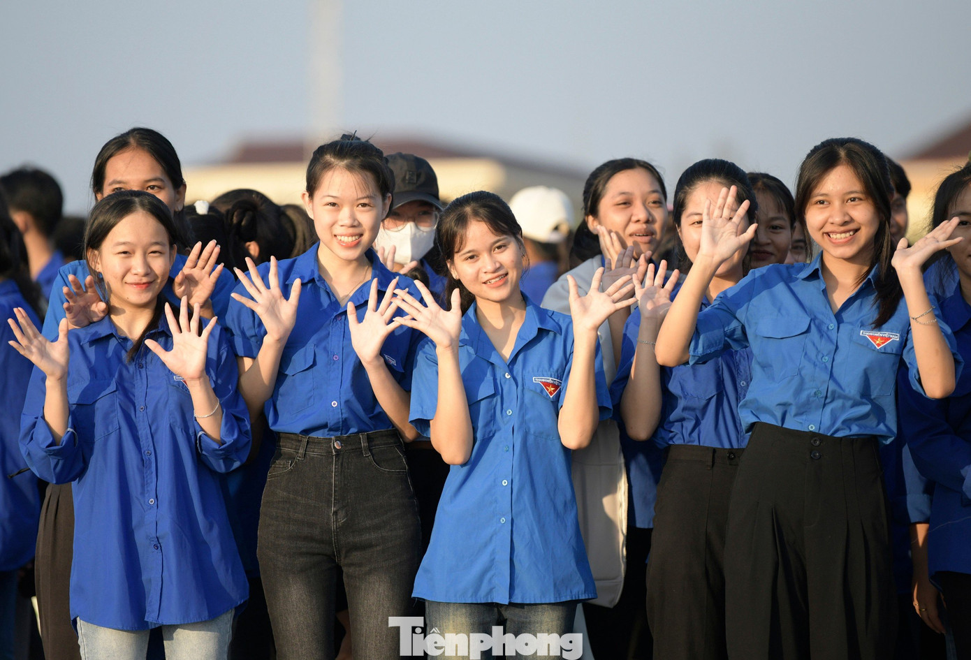 Các em học sinh Trường Phổ thông Dân tộc nội trú tỉnh Phú Yên đã dậy từ 6h sáng, mang theo dụng cụ dọn vệ sinh và tập trung ở Quảng trường 1/4.