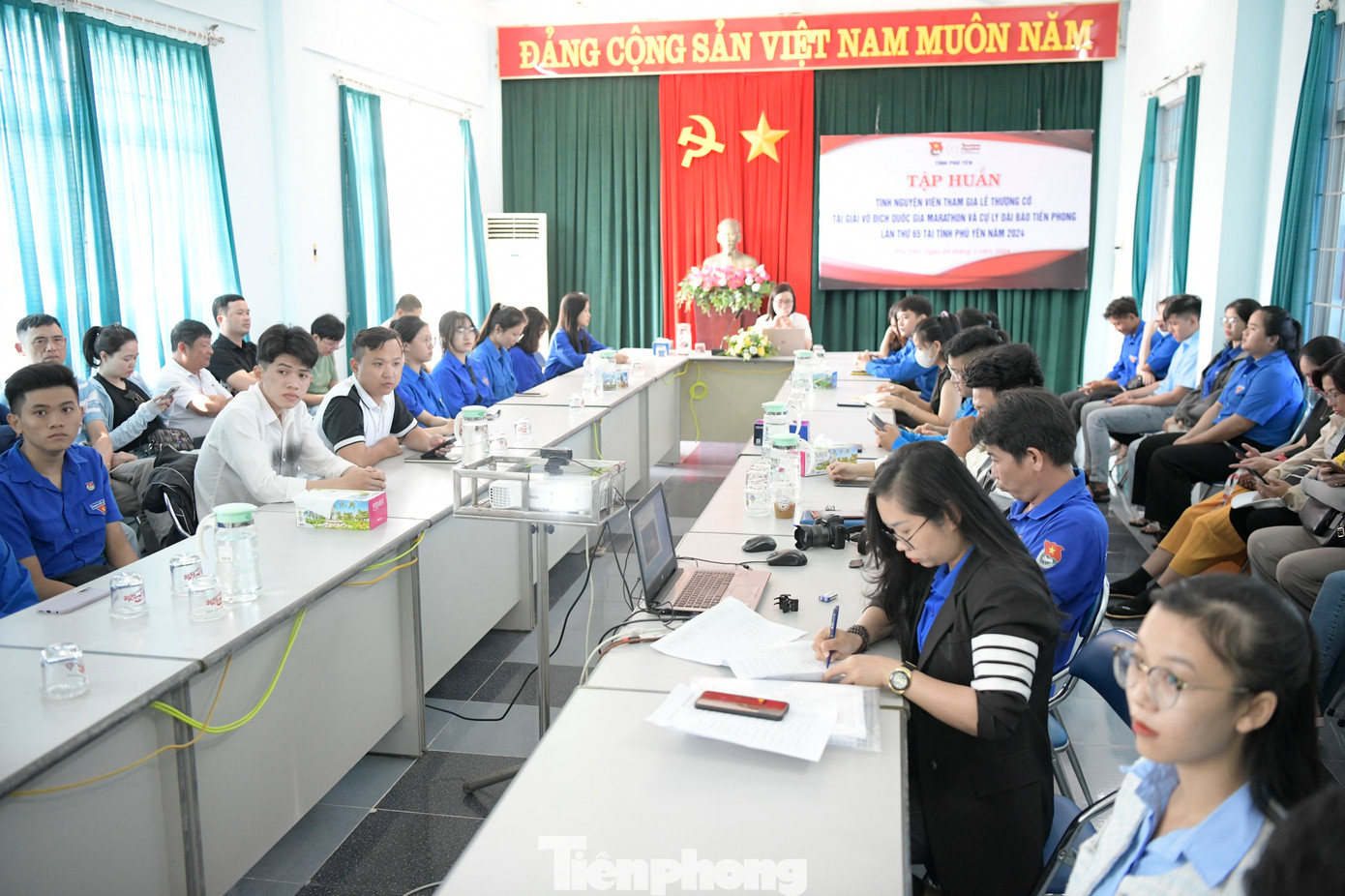 Các đoàn viên, thanh niên và học sinh trên địa bàn tỉnh Phú Yên tham dự buổi tập huấn, chuẩn bị cho Lễ Thượng cờ tại Bãi Môn - Mũi Điện. Các đoàn viên, thanh niên và học sinh trên địa bàn tỉnh Phú Yên tham dự buổi tập huấn, chuẩn bị cho Lễ Thượng cờ tại Bãi Môn - Mũi Điện.