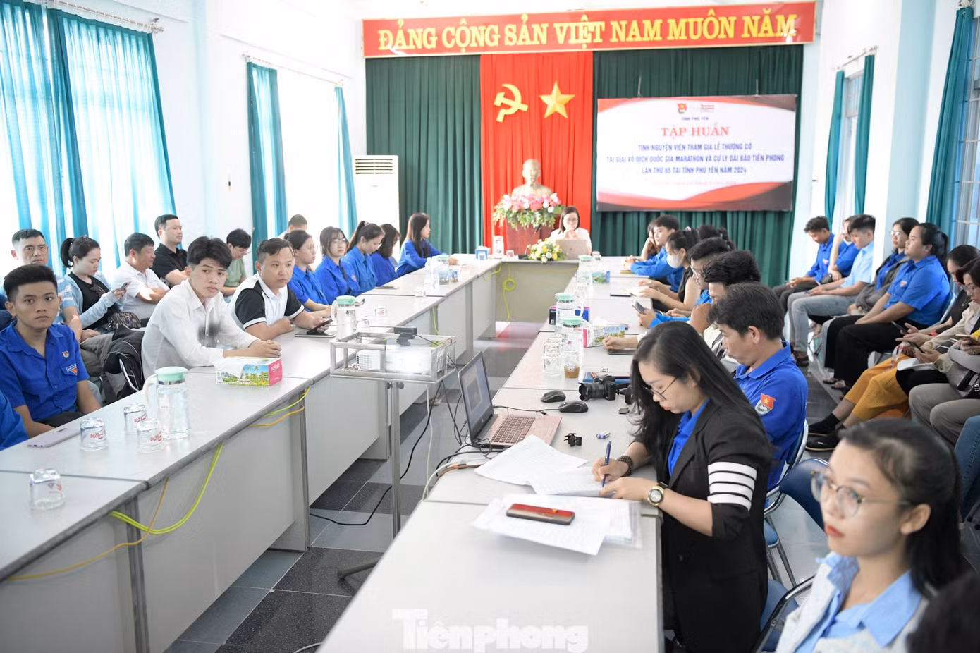 Buổi tập huấn đầu tiên vào sáng ngày 24/3 diễn ra với sự tham gia của 70 trưởng nhóm, những người sẽ có nhiệm vụ vận hành các khối tạo hình Tổ quốc trong Lễ Thượng cờ.