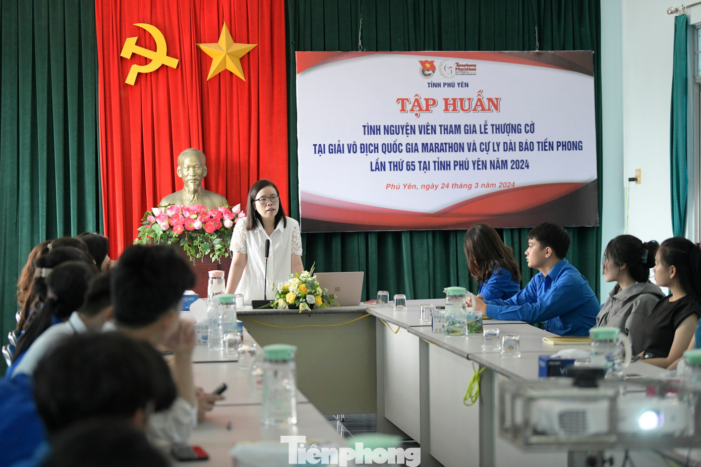 Bà Trần Thị Thu Hà - Thường trực Ban tổ chức báo Tiền Phong, cho biết Lễ Thượng cờ có ý nghĩa vô cùng quan trọng, nhằm truyền tải thông điệp về tinh thần yêu nước, khơi gợi niềm tự hào dân tộc, trách nhiệm bảo vệ chủ quyền và toàn vẹn lãnh thổ. Bà Trần Thị Thu Hà - Thường trực Ban tổ chức báo Tiền Phong, cho biết Lễ Thượng cờ có ý nghĩa vô cùng quan trọng, nhằm truyền tải thông điệp về tinh thần yêu nước, khơi gợi niềm tự hào dân tộc, trách nhiệm bảo vệ chủ quyền và toàn vẹn lãnh thổ.