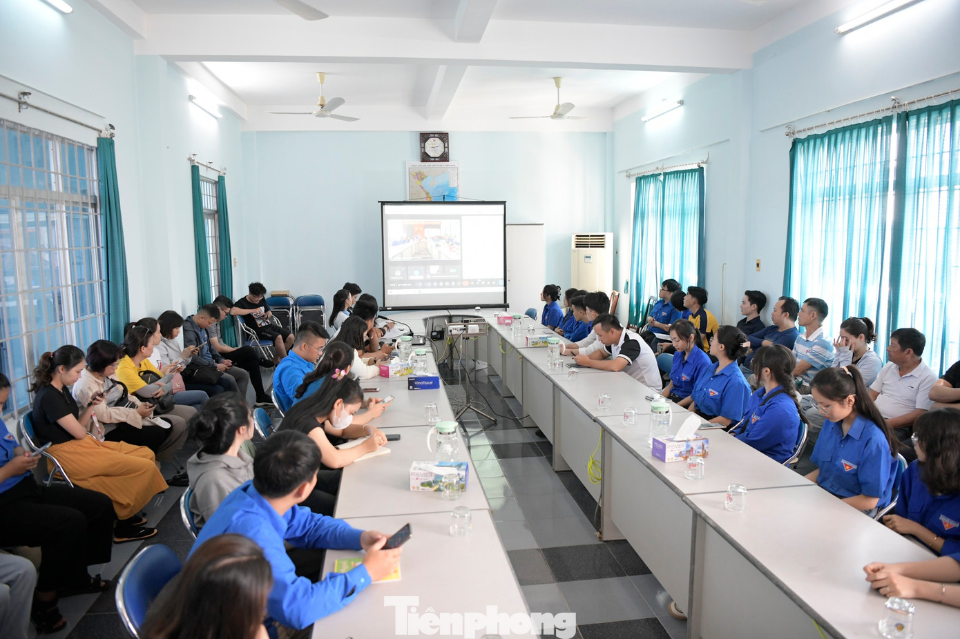 Buổi tập huấn đầu tiên vào sáng ngày 24/3 diễn ra với sự tham gia của 70 trưởng nhóm, những người sẽ có nhiệm vụ vận hành các khối tạo hình Tổ quốc trong Lễ Thượng cờ. Buổi tập huấn đầu tiên vào sáng ngày 24/3 diễn ra với sự tham gia của 70 trưởng nhóm, những người sẽ có nhiệm vụ vận hành các khối tạo hình Tổ quốc trong Lễ Thượng cờ.