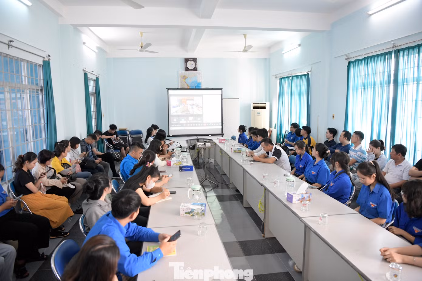 Buổi tập huấn đầu tiên vào sáng ngày 24/3 diễn ra với sự tham gia của 70 trưởng nhóm, những người sẽ có nhiệm vụ vận hành các khối tạo hình Tổ quốc trong Lễ Thượng cờ.
