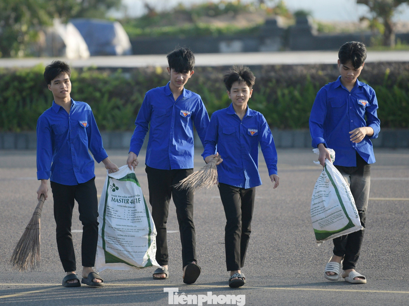 Khu vực dọn dẹp khá rộng, bao gồm toàn bộ Quảng trường 1/4, một phần đường Độc Lập và khu vực công viên ven biển.