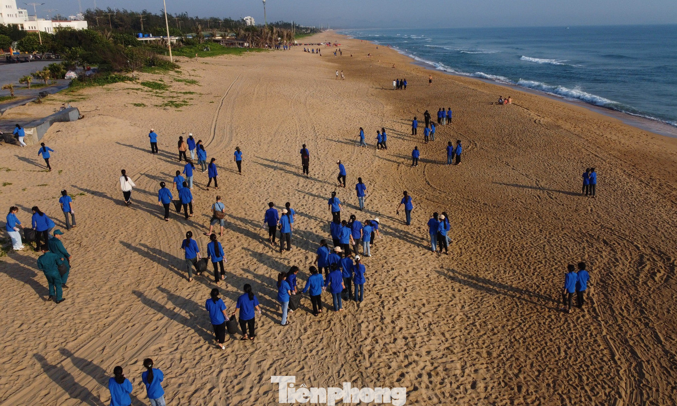 Công việc dọn dẹp diễn ra khá nhanh, và không bao lâu, bãi biển Tuy Hòa trở lại với dáng vẻ ban đầu, với cát vàng, biển xanh.