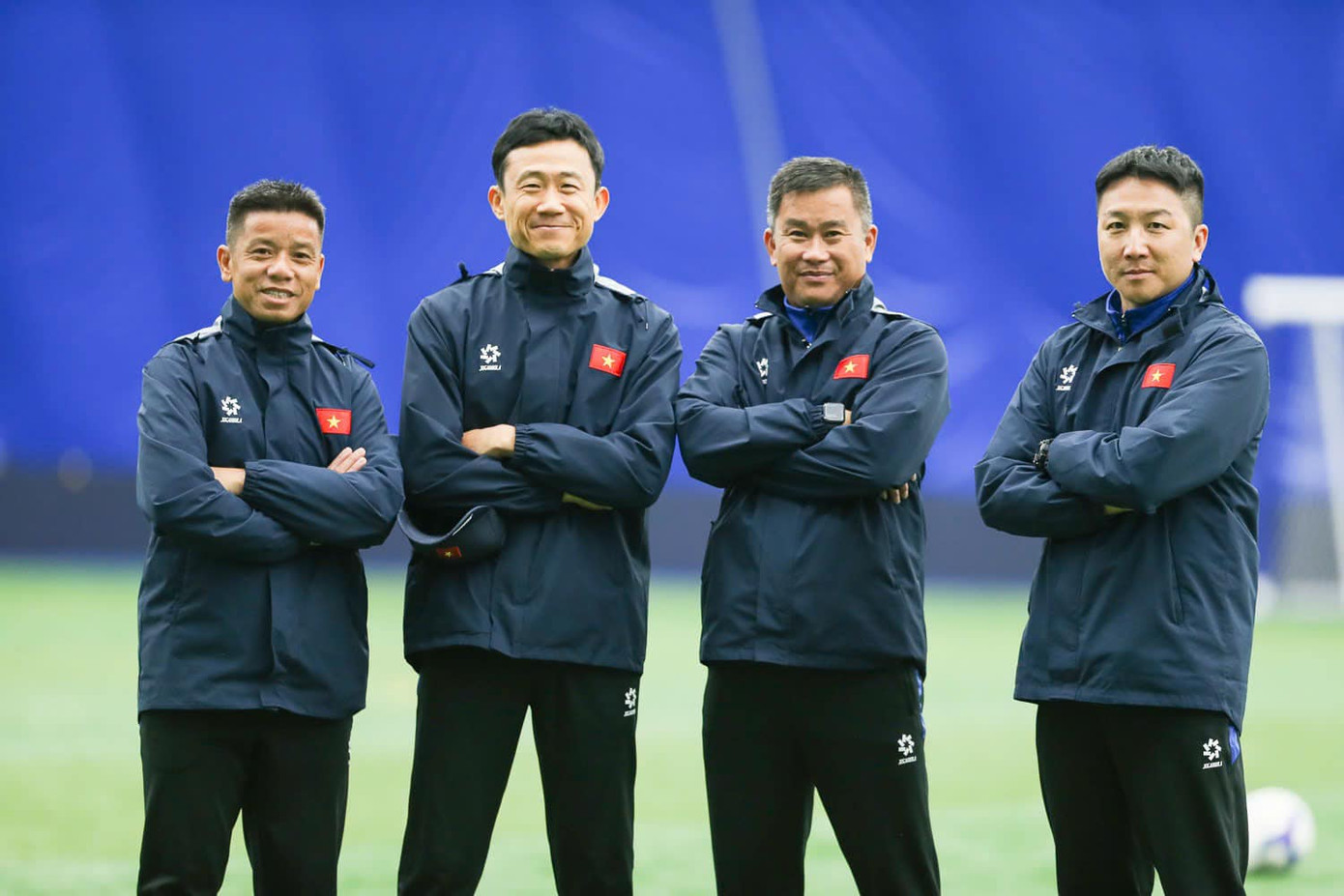 Trợ lý Choi Won-kwon cùng các thành viên trong Ban huấn luyện ĐT Việt Nam. Trợ lý Choi Won-kwon cùng các thành viên trong Ban huấn luyện ĐT Việt Nam.