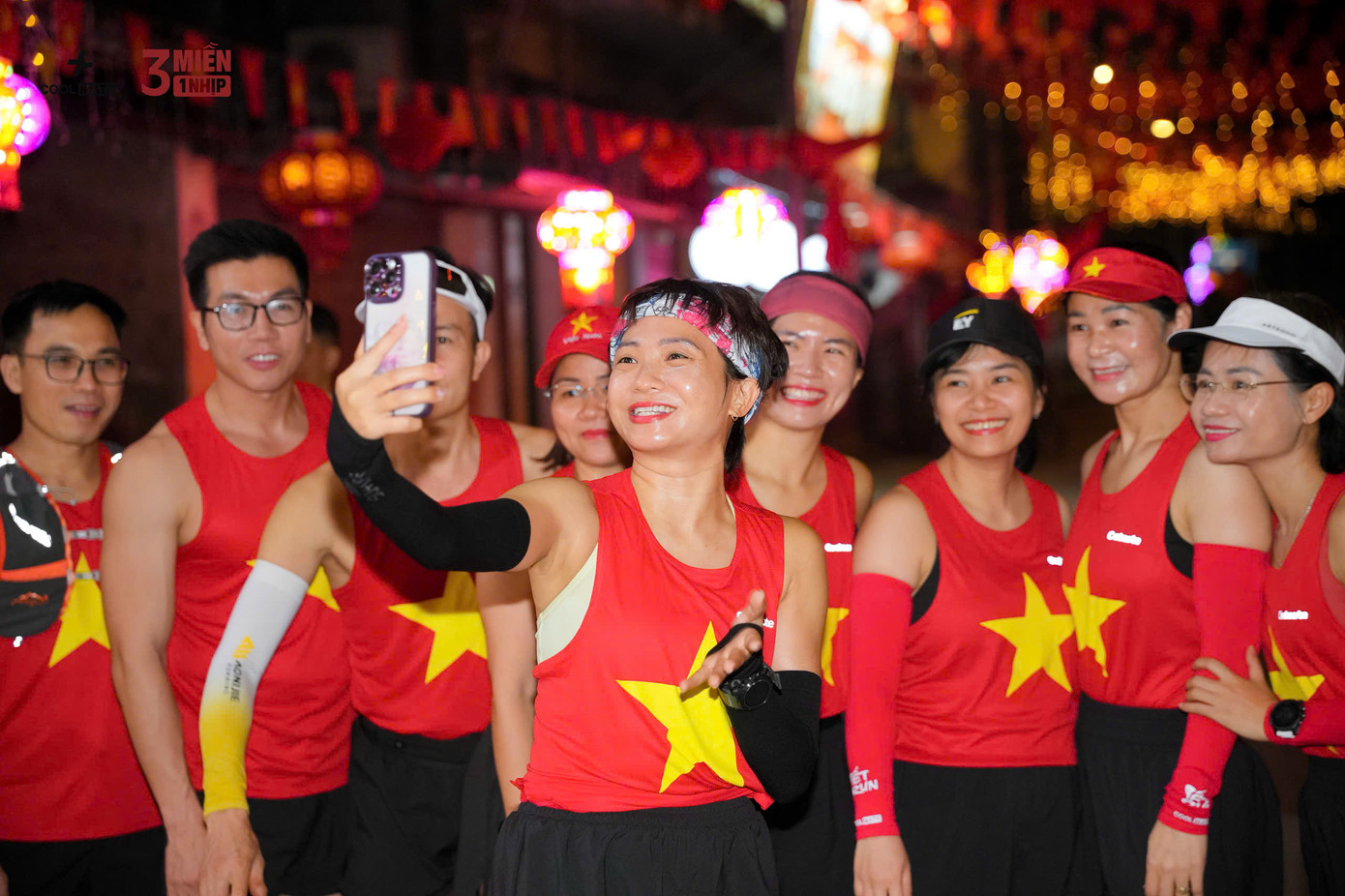 Runner Nguyễn Thị Ánh Tuyết cùng các runner trong hành trình vẽ cờ Tổ quốc.