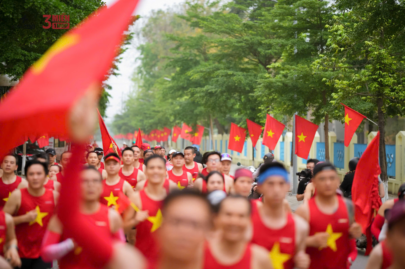 Runner Nguyễn Thị Ánh Tuyết cùng các runner trong hành trình vẽ cờ Tổ quốc.