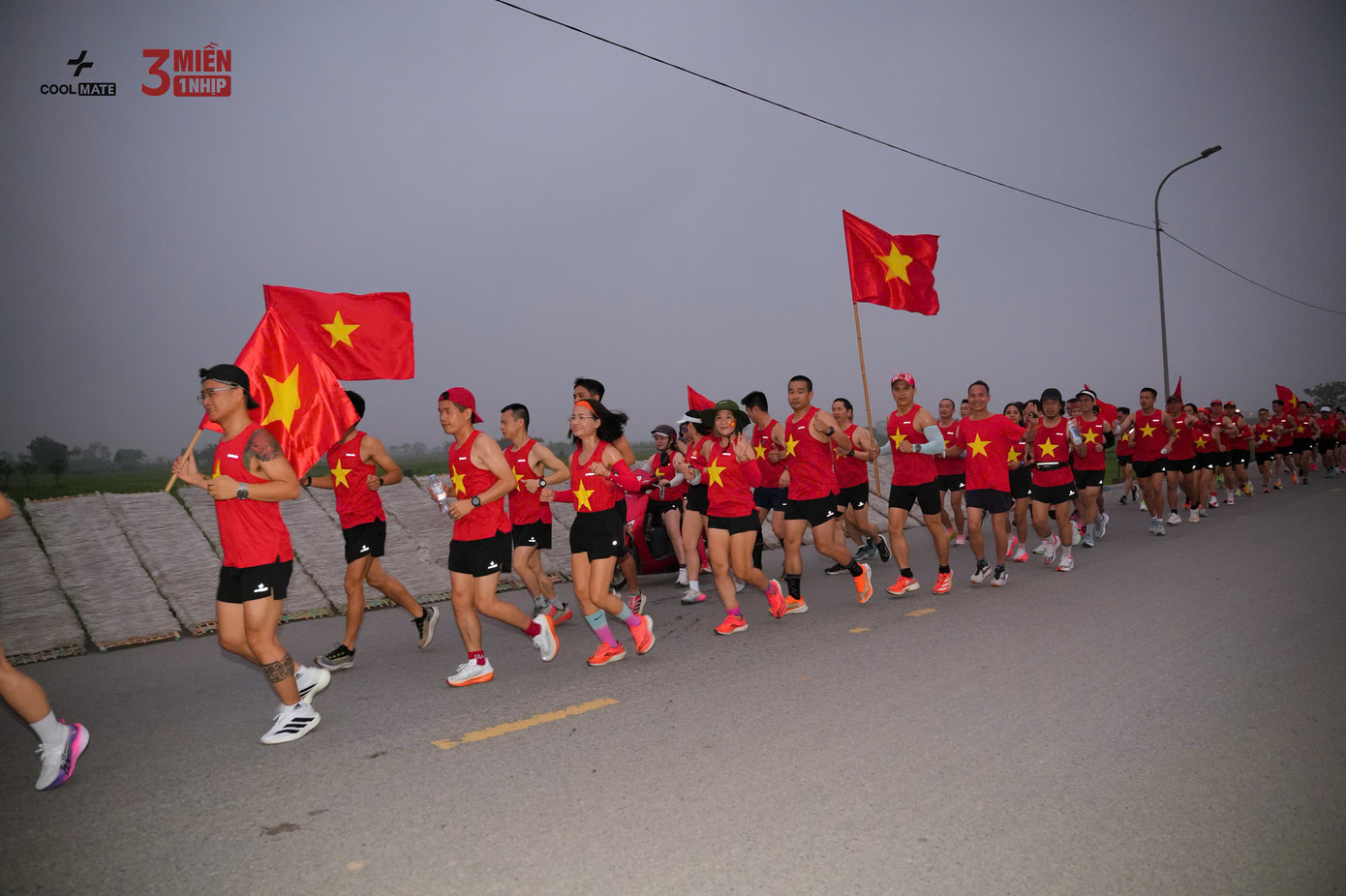 Runner Nguyễn Thị Ánh Tuyết cùng các runner trong hành trình vẽ cờ Tổ quốc.