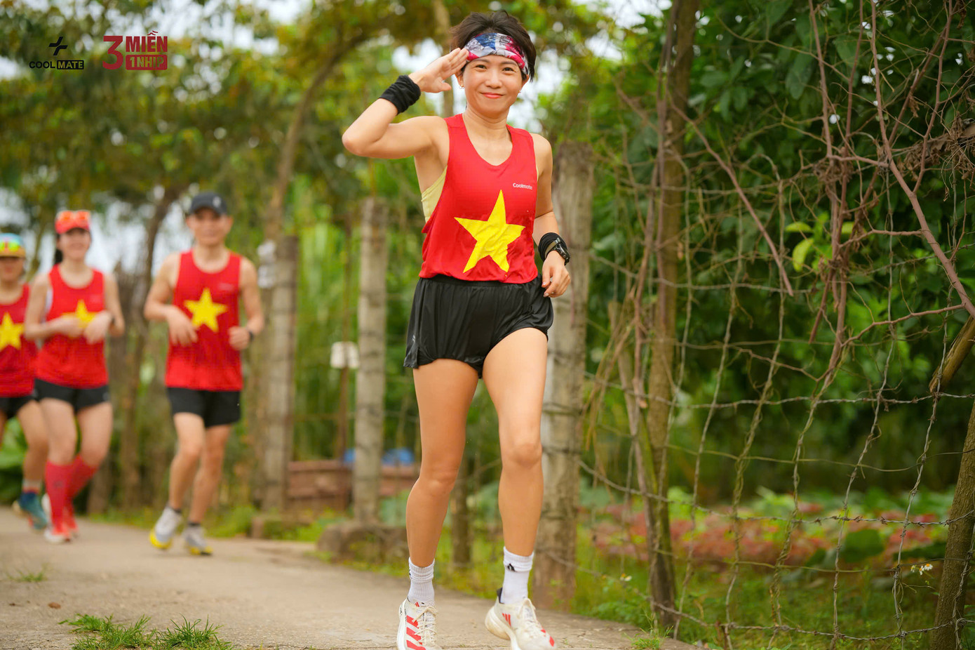 "Cùng vẽ nên hình dáng đất nước bằng chính tình yêu và đôi chân của mình, đây là khoảnh khắc đặc biệt mà tôi và mọi runner sẽ mang theo suốt cuộc đời", chị Tuyết cho biết.