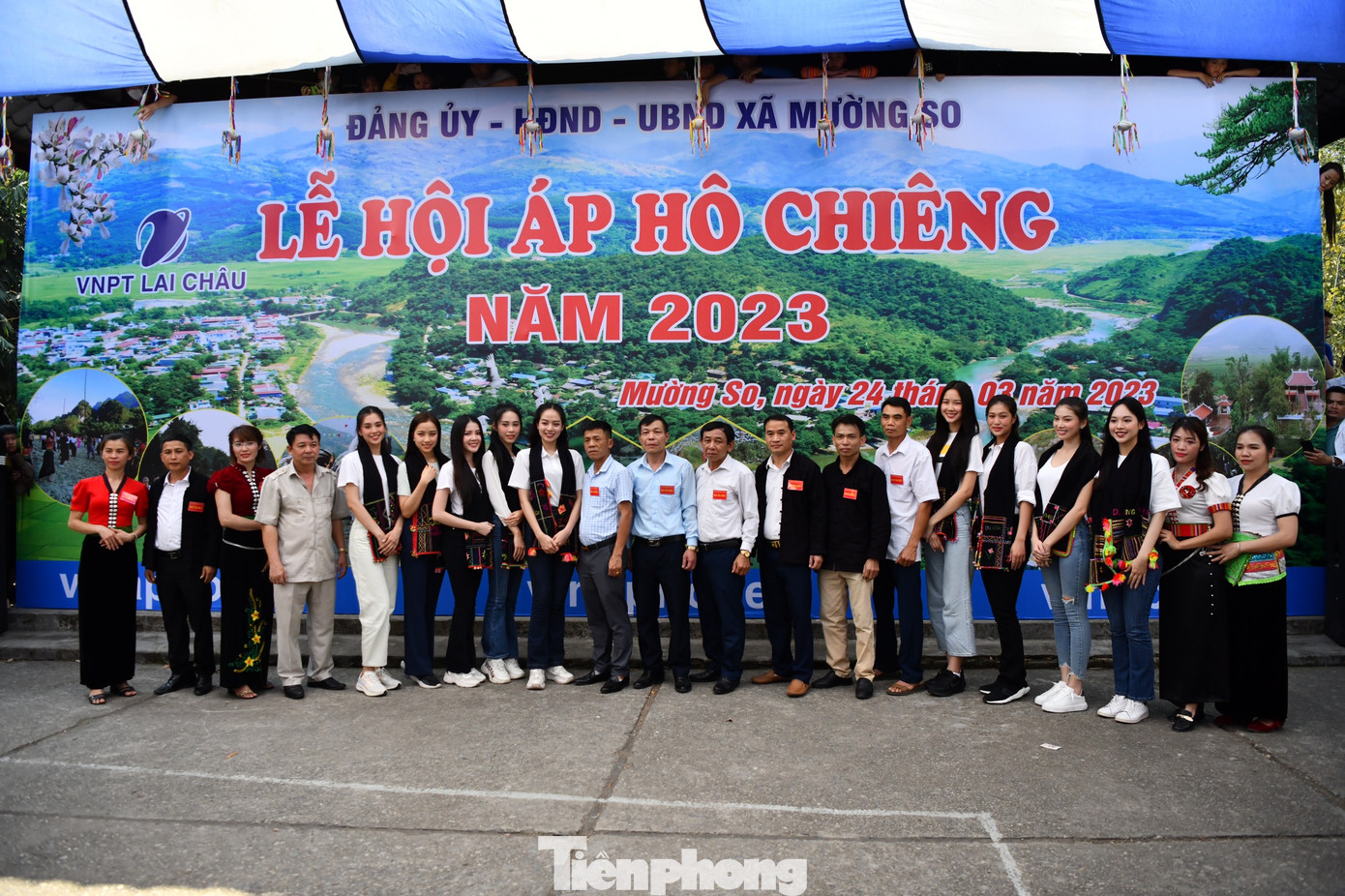 Các hoa hậu, người đẹp chụp ảnh lưu niệm cùng cán bộ huyện Phong Thổ và xã Mường So.