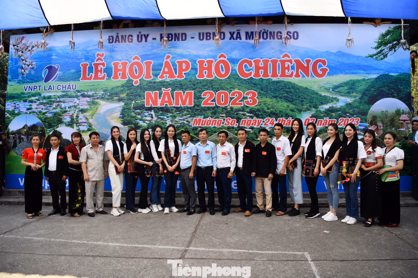 Các hoa hậu, người đẹp chụp ảnh lưu niệm cùng cán bộ huyện Phong Thổ và xã Mường So.