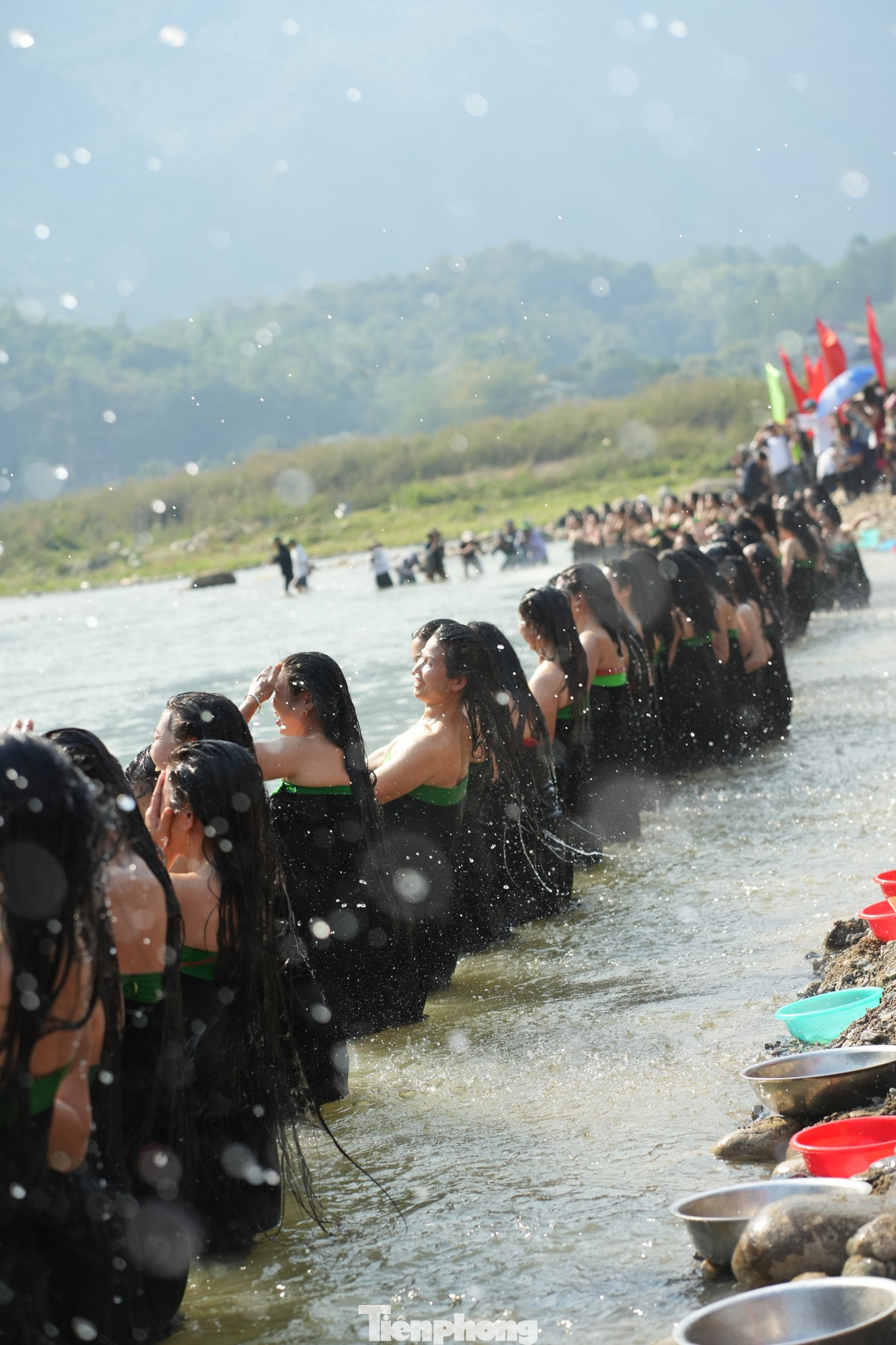 Suối Nậm Lủm rộn vang tiếng cười trước khoảnh khắc tiếng chiêng vang lên.