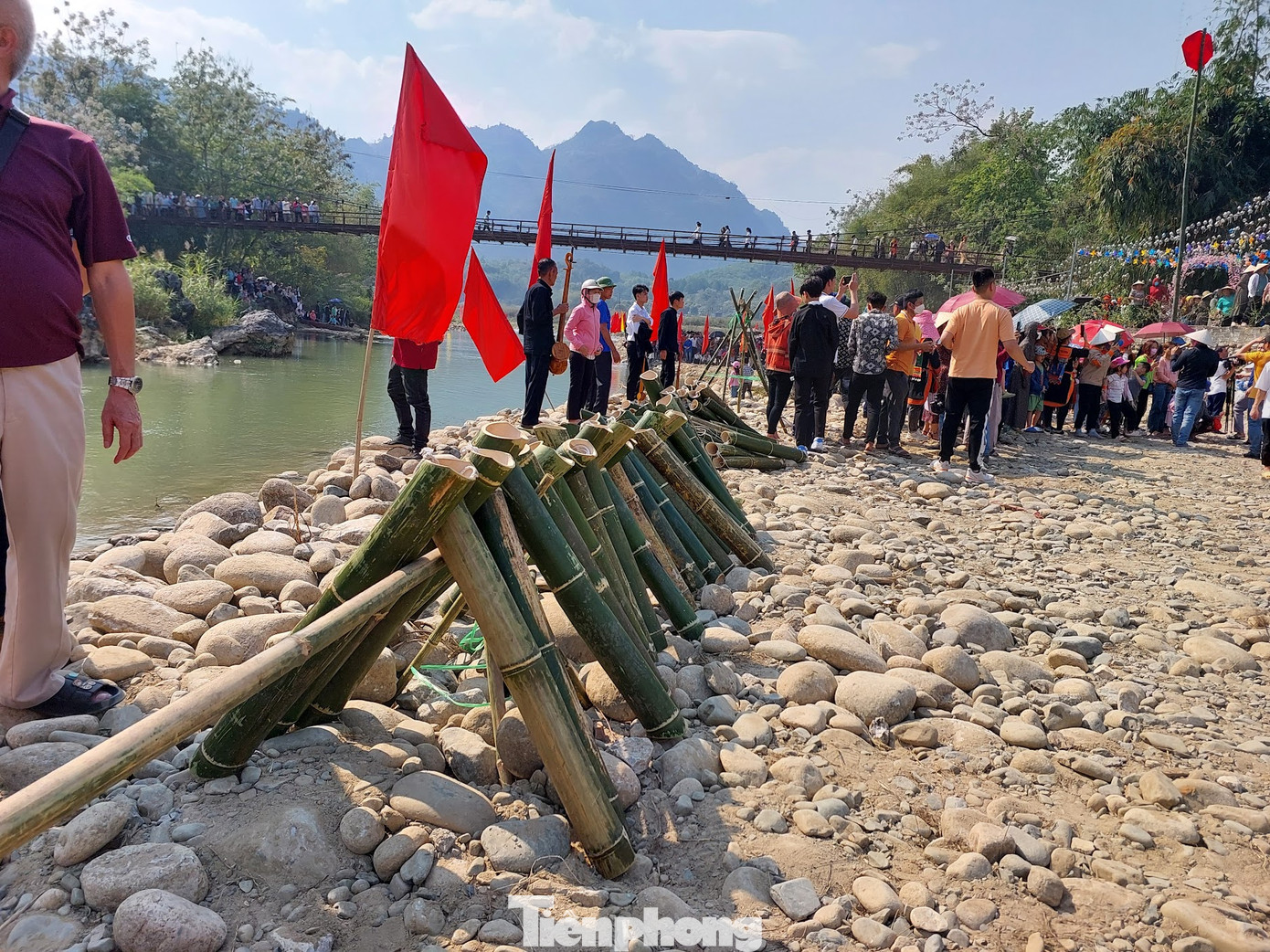 Các cô gái Thái và những ống tre đựng nước được lấy từ suối Nậm Lủm.