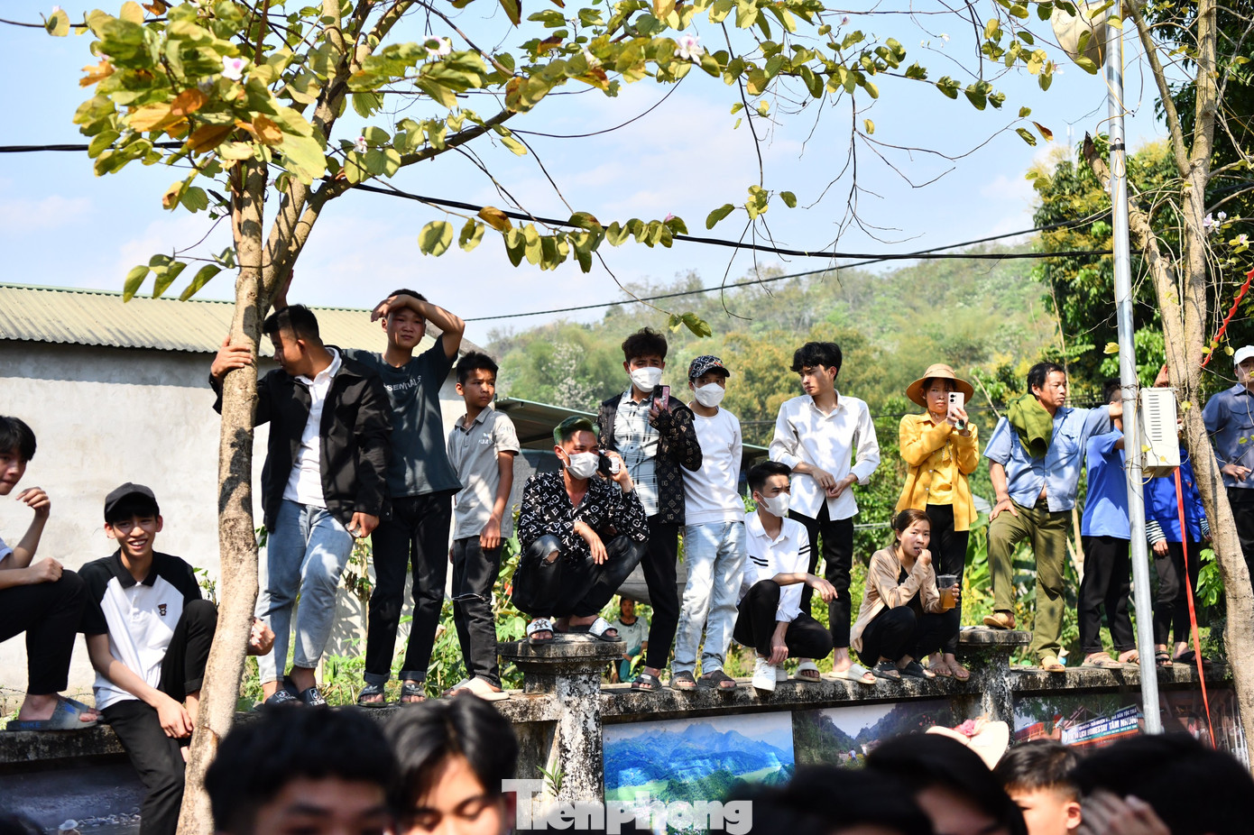 Người dân bủa vây các Hoa hậu ở bản Vàng Pheo, xã Mường So. (Ảnh: Như Ý - Trọng Quân)