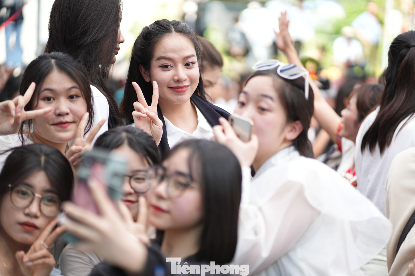 Người dân bủa vây các Hoa hậu ở bản Vàng Pheo, xã Mường So. (Ảnh: Như Ý - Trọng Quân)