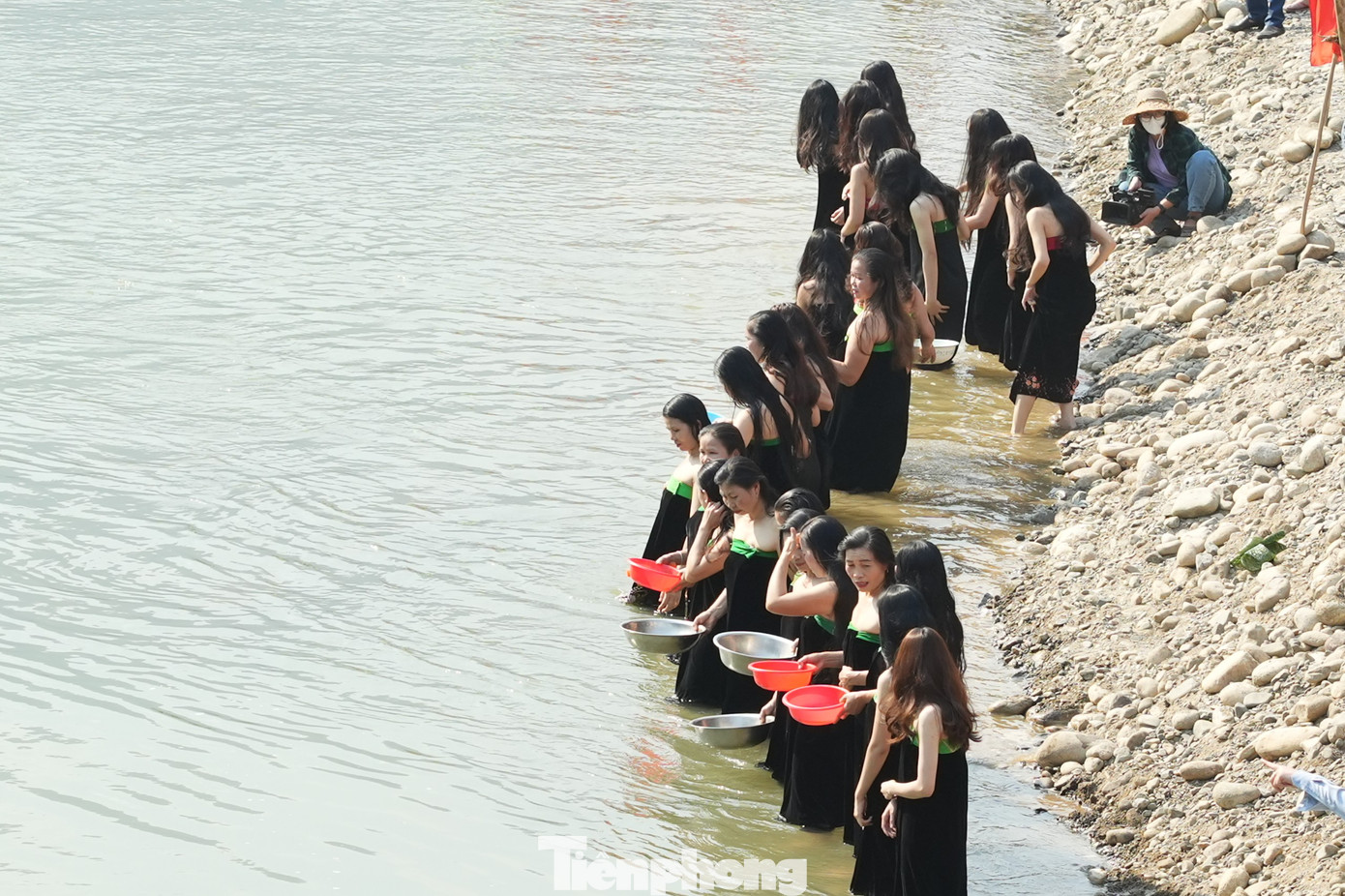 Cả trăm cô gái Thái đi xuống suối, chuẩn bị nghi lễ gội đầu.