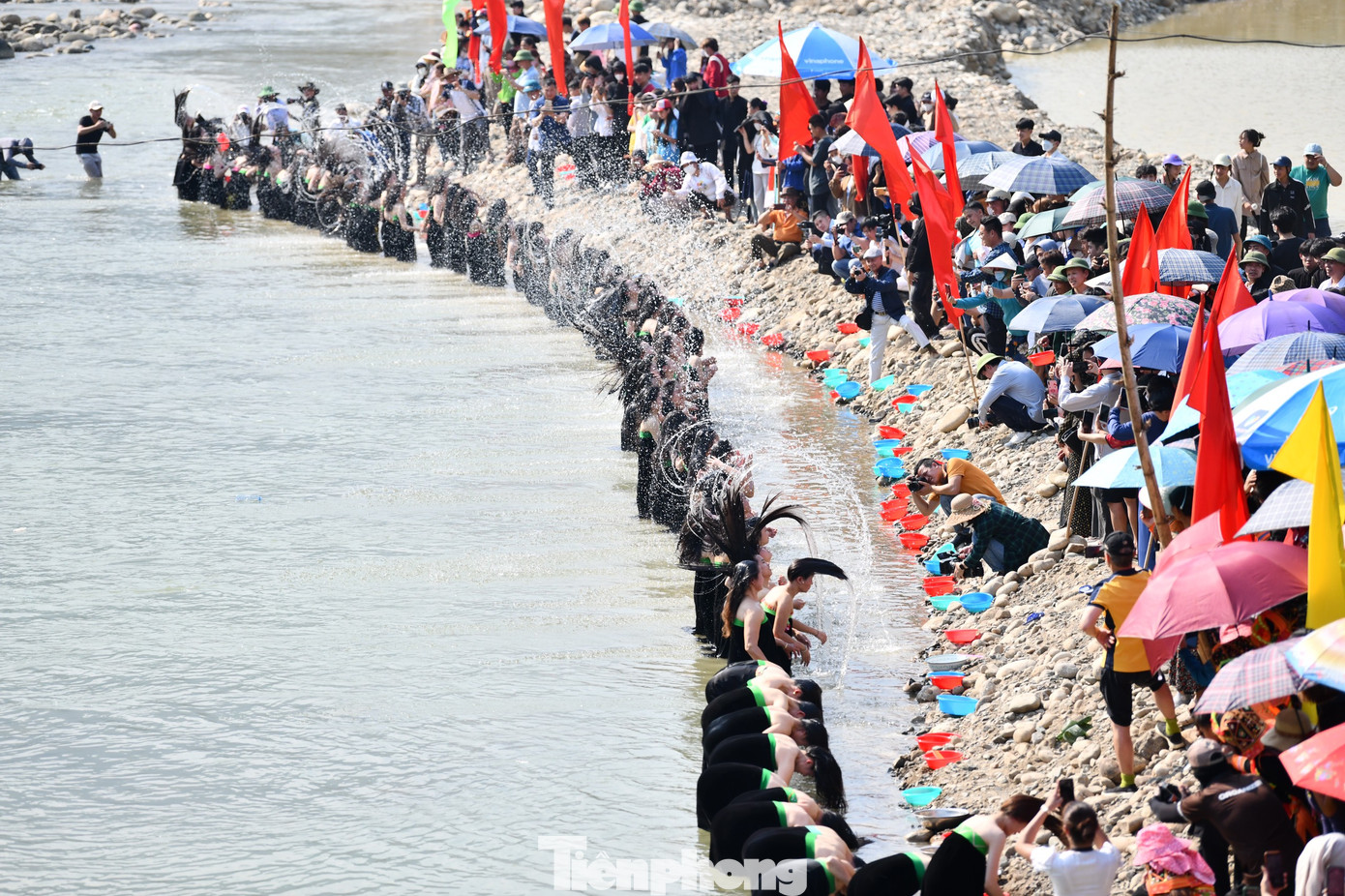 Sau tiếng chiêng, các cô gái hất tung mái tóc ra phía sau.