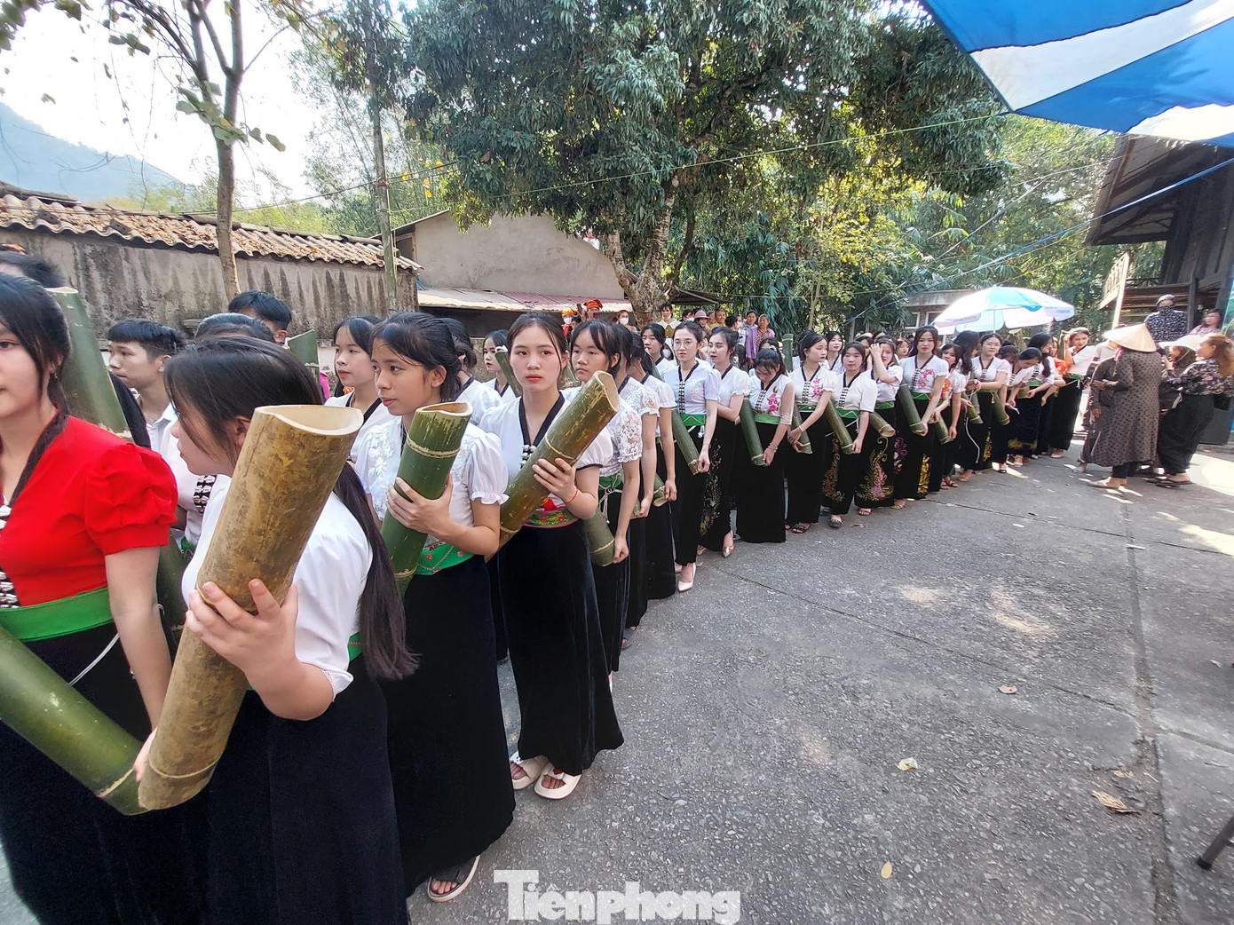 Các cô gái Thái và những ống tre đựng nước được lấy từ suối Nậm Lủm.