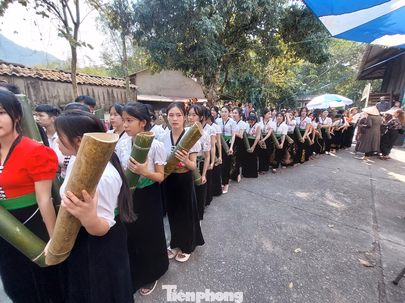 Các cô gái Thái và những ống tre đựng nước được lấy từ suối Nậm Lủm.
