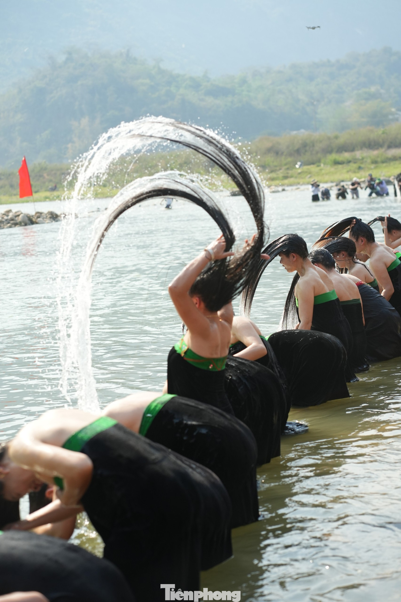 Một khung cảnh hết sức ngoạn mục được tạo ra, kéo theo những tiếng reo hò vang dội dọc hai bên bờ suối.