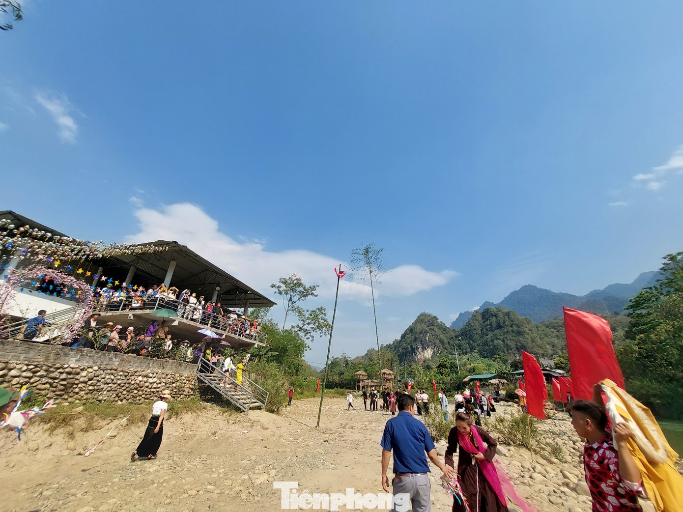 Điệu múa xòe của người Thái và trò chơi dân gian ném còn trong Lễ hội Áp Hô Chiêng.