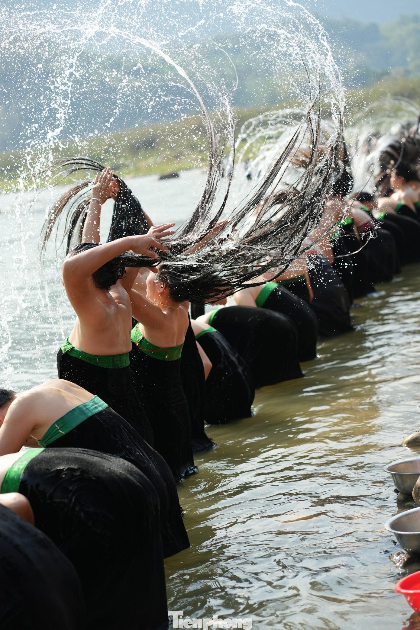 Một khung cảnh hết sức ngoạn mục được tạo ra, kéo theo những tiếng reo hò vang dội dọc hai bên bờ suối.