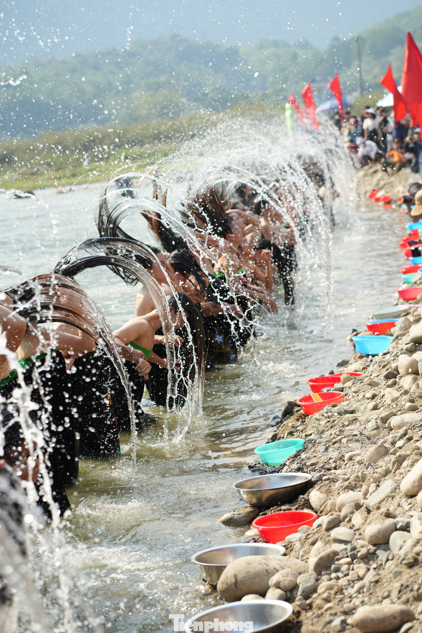 Một khung cảnh hết sức ngoạn mục được tạo ra, kéo theo những tiếng reo hò vang dội dọc hai bên bờ suối.