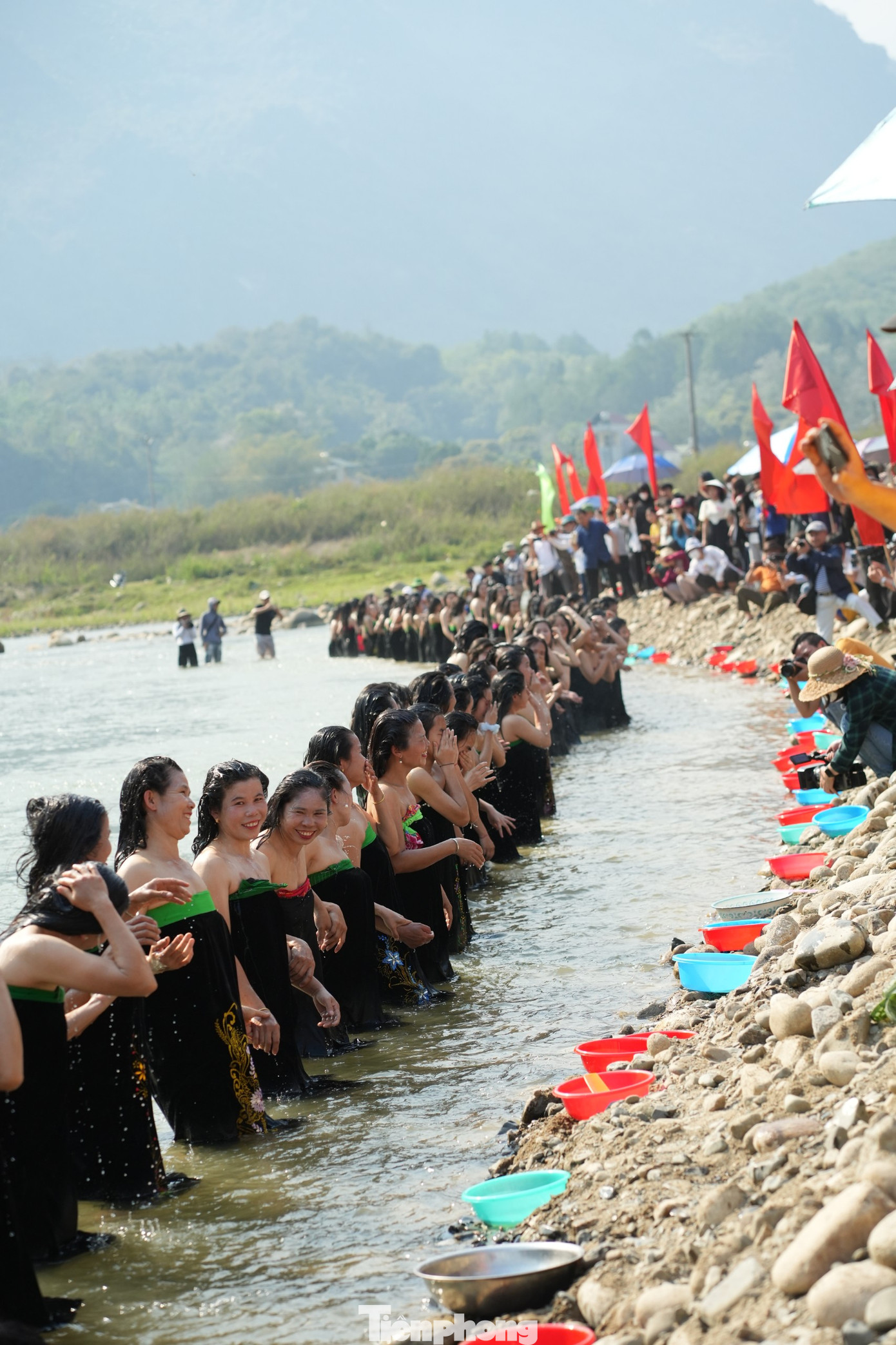 Suối Nậm Lủm rộn vang tiếng cười trước khoảnh khắc tiếng chiêng vang lên.