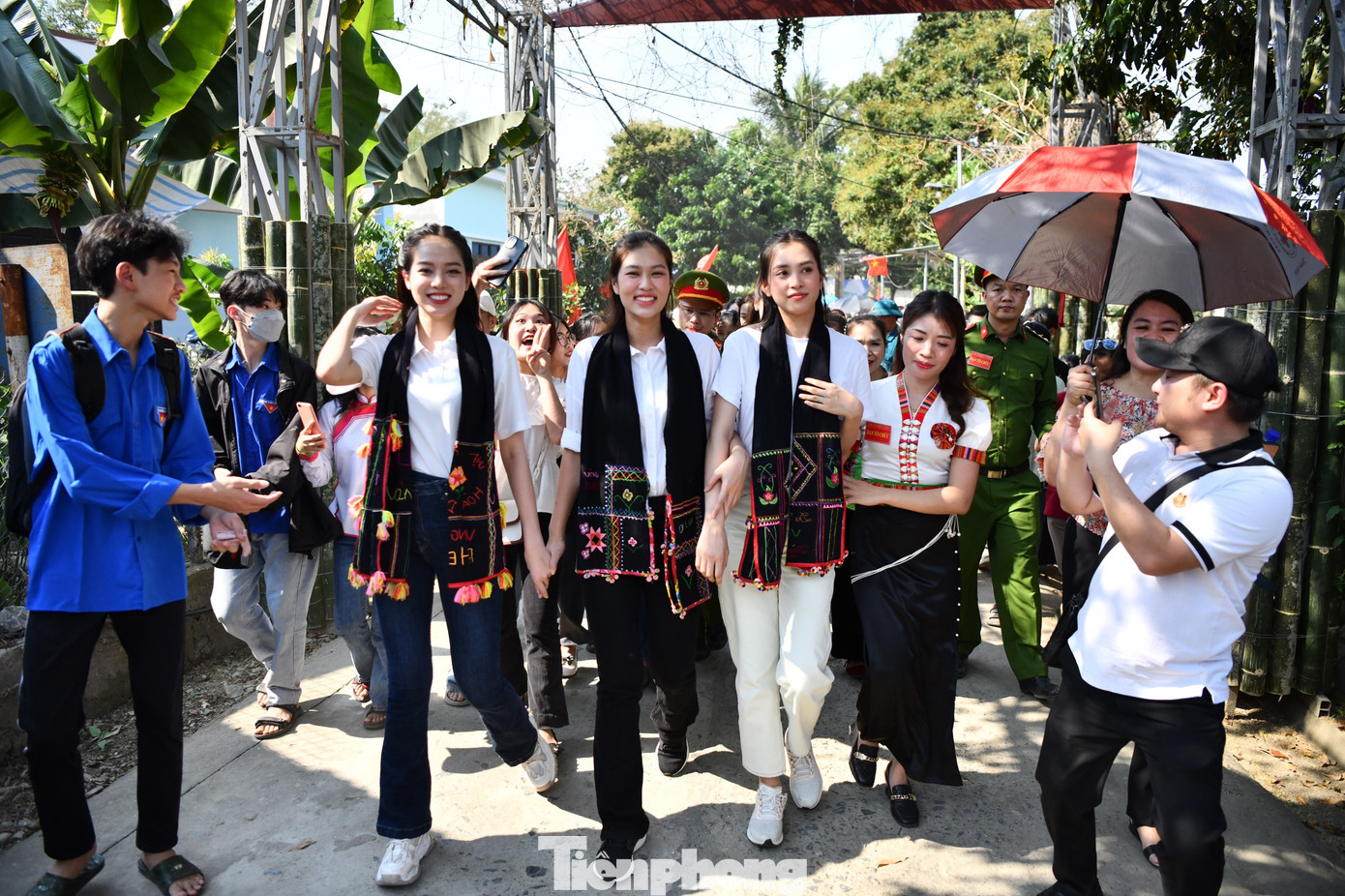 Người dân bủa vây các Hoa hậu ở bản Vàng Pheo, xã Mường So. (Ảnh: Như Ý - Trọng Quân)
