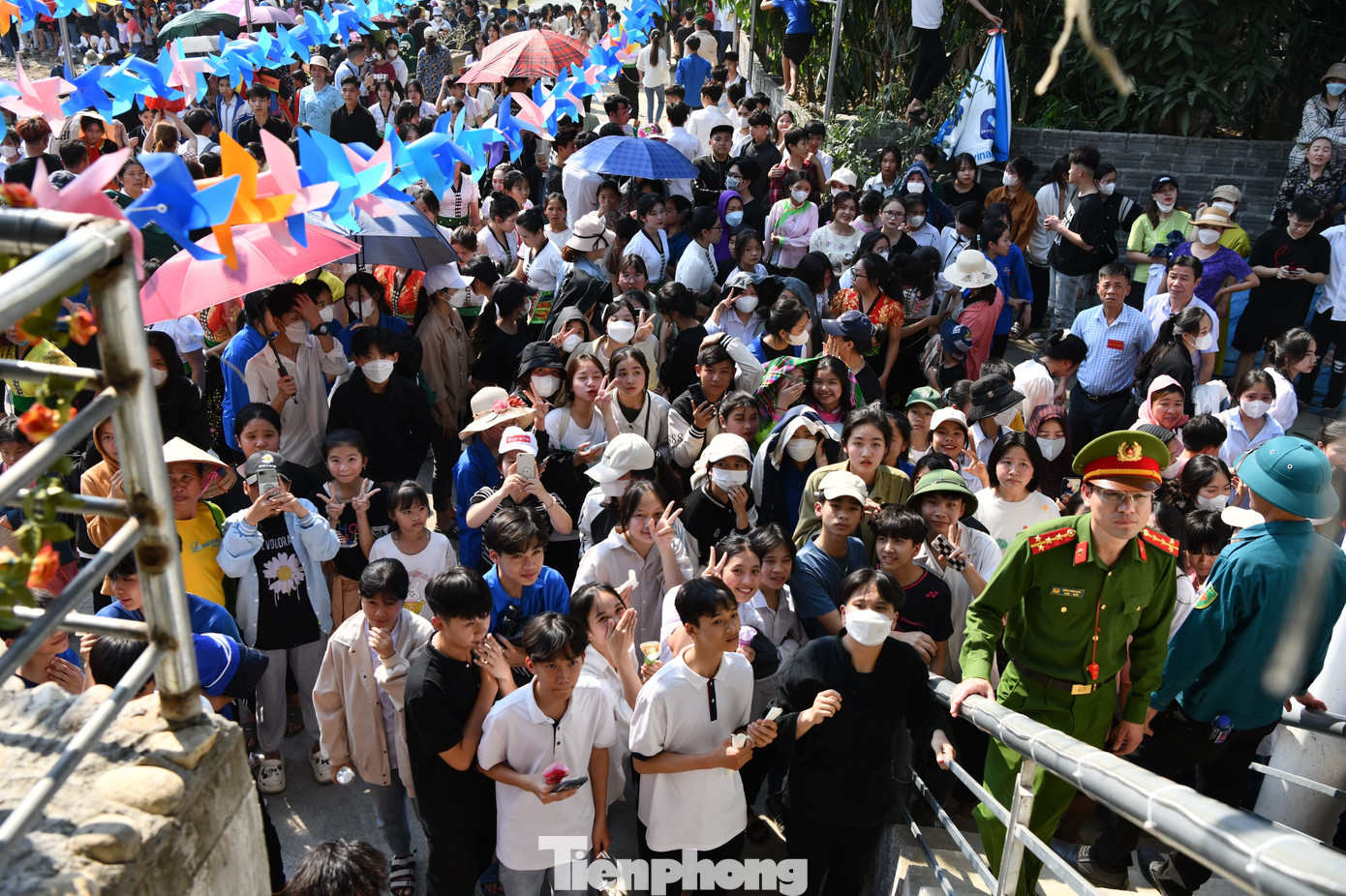 Người dân bủa vây các Hoa hậu ở bản Vàng Pheo, xã Mường So. (Ảnh: Như Ý - Trọng Quân)