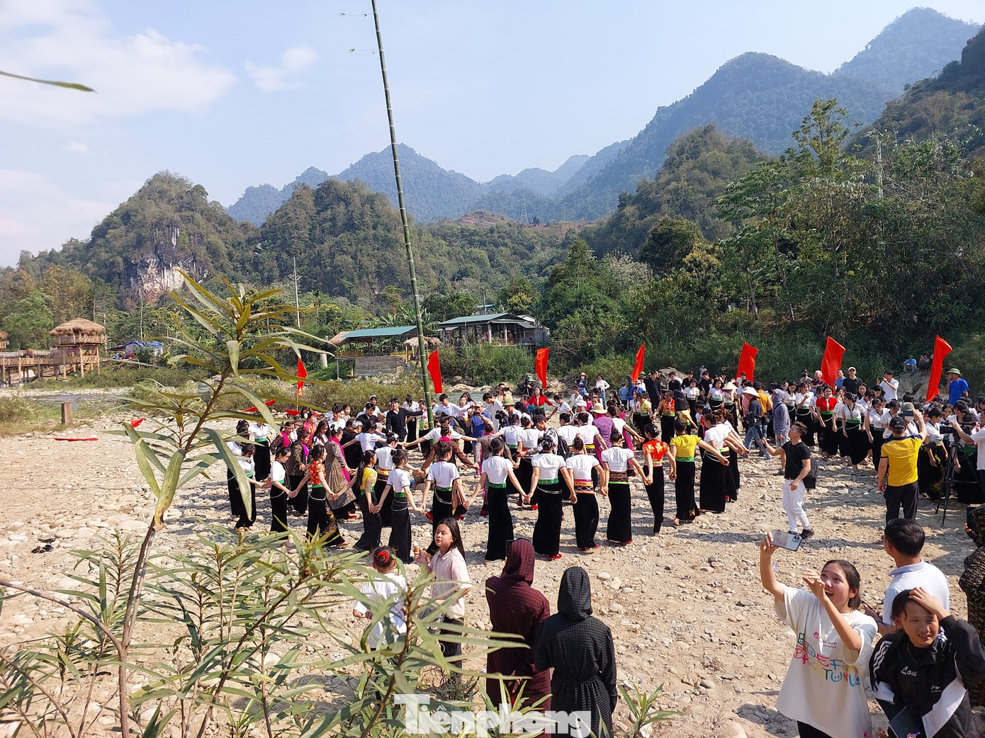 Điệu múa xòe của người Thái và trò chơi dân gian ném còn trong Lễ hội Áp Hô Chiêng.