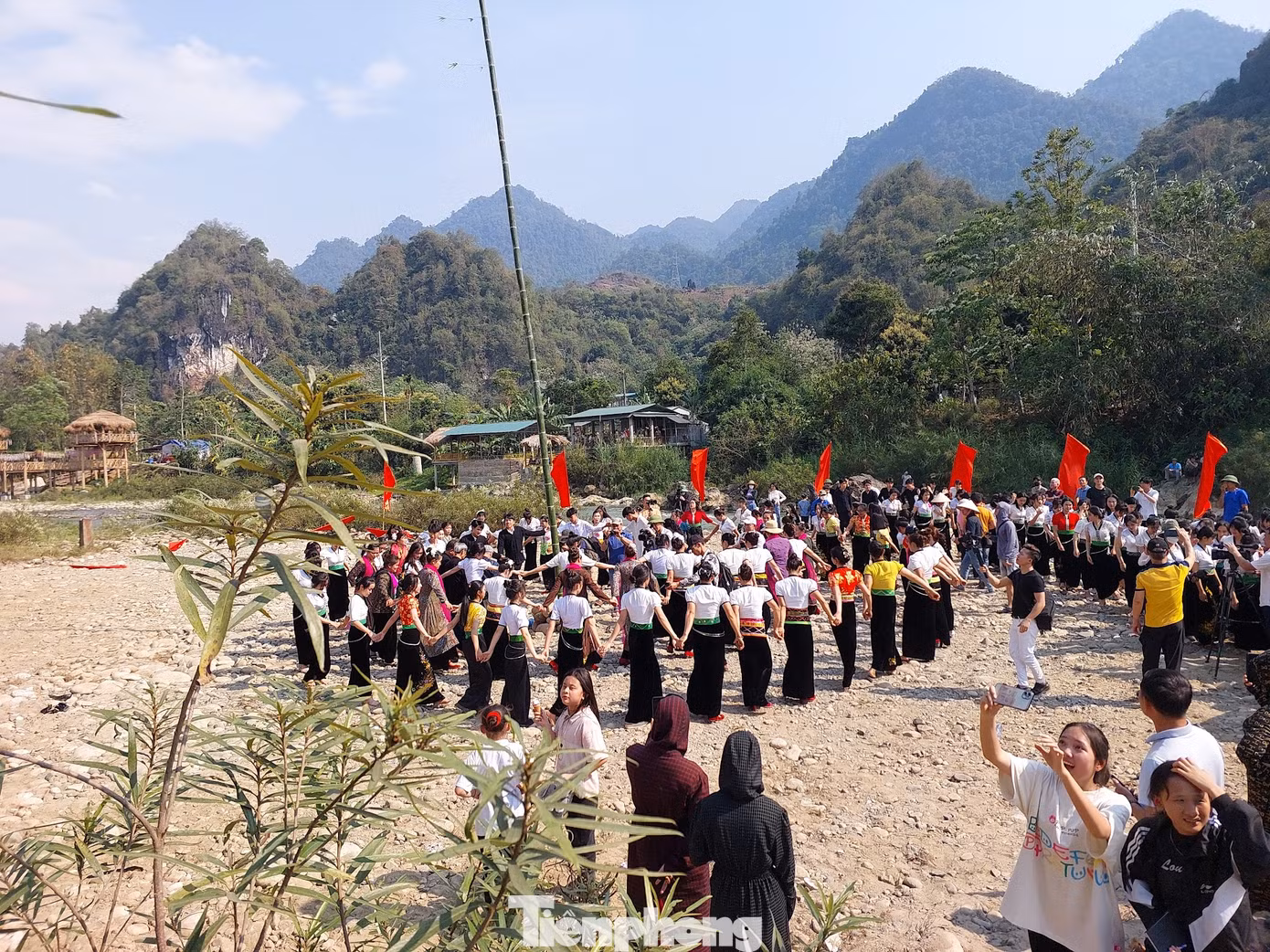 Điệu múa xòe của người Thái và trò chơi dân gian ném còn trong Lễ hội Áp Hô Chiêng.