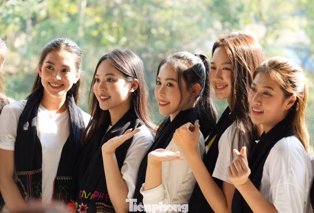 Các hoa hậu, người đẹp cũng hòa mình vào lễ hội.