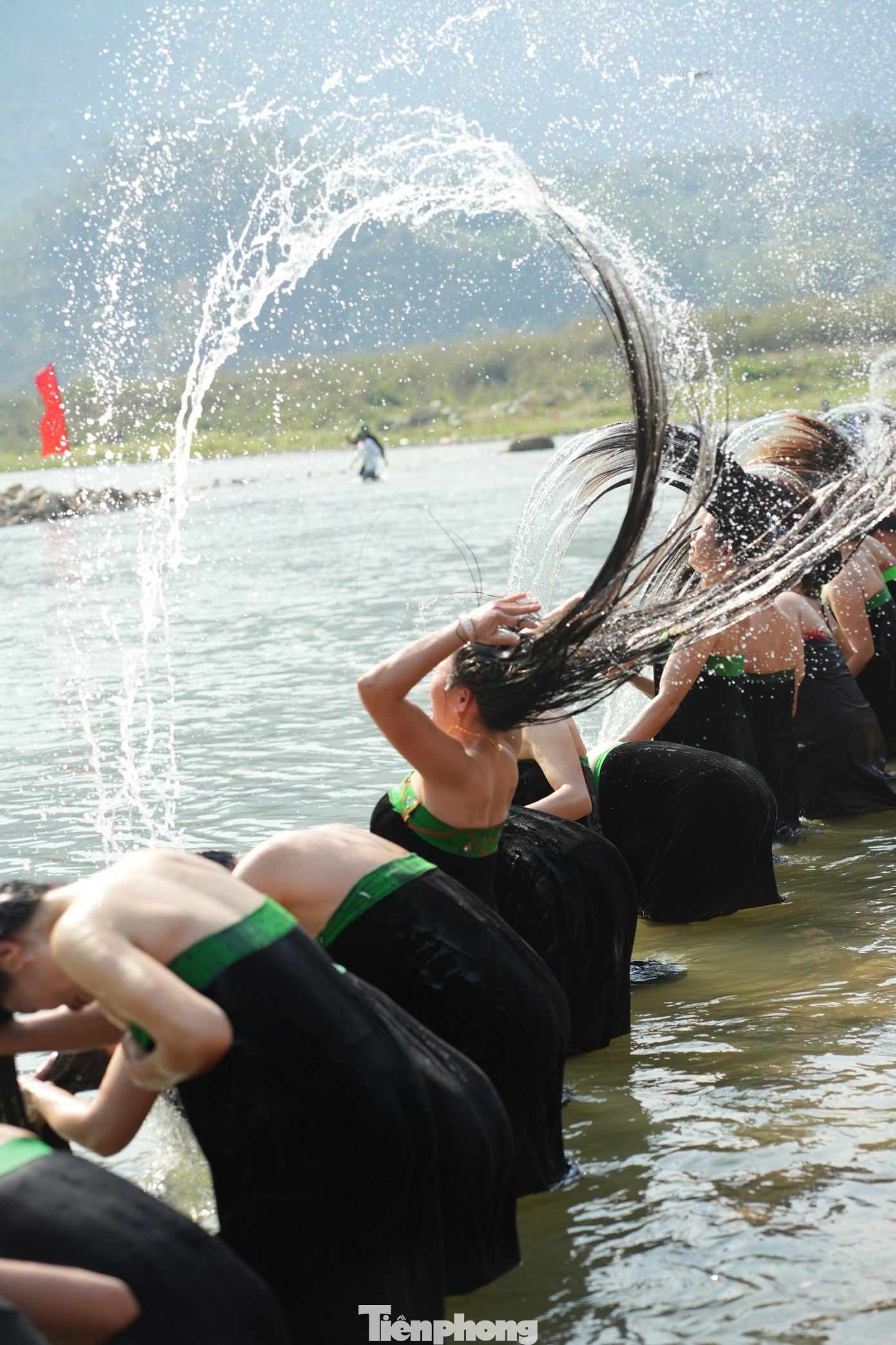 Một khung cảnh hết sức ngoạn mục được tạo ra, kéo theo những tiếng reo hò vang dội dọc hai bên bờ suối.