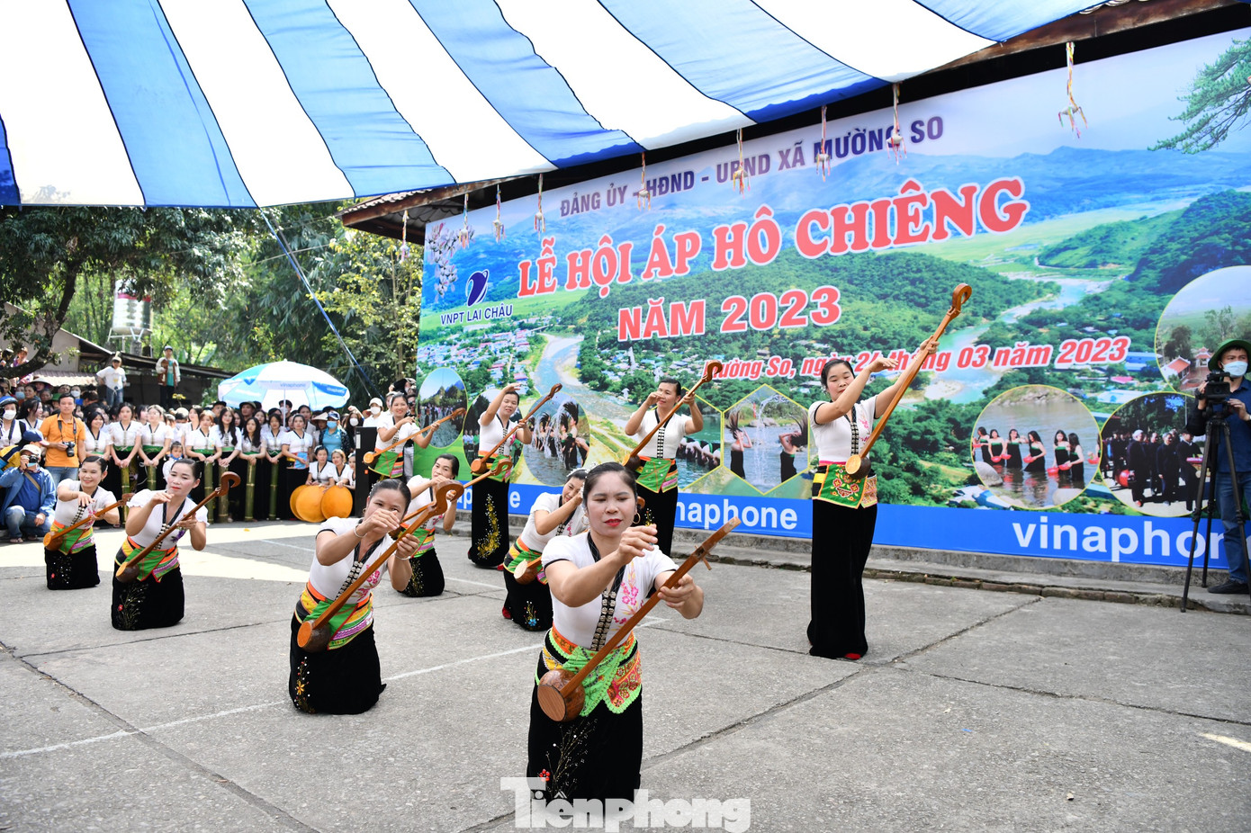 Các cô gái Thái và những ống tre đựng nước được lấy từ suối Nậm Lủm.