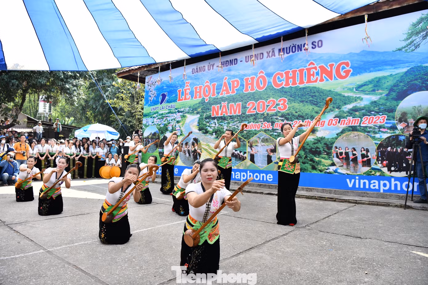 Các cô gái Thái và những ống tre đựng nước được lấy từ suối Nậm Lủm.