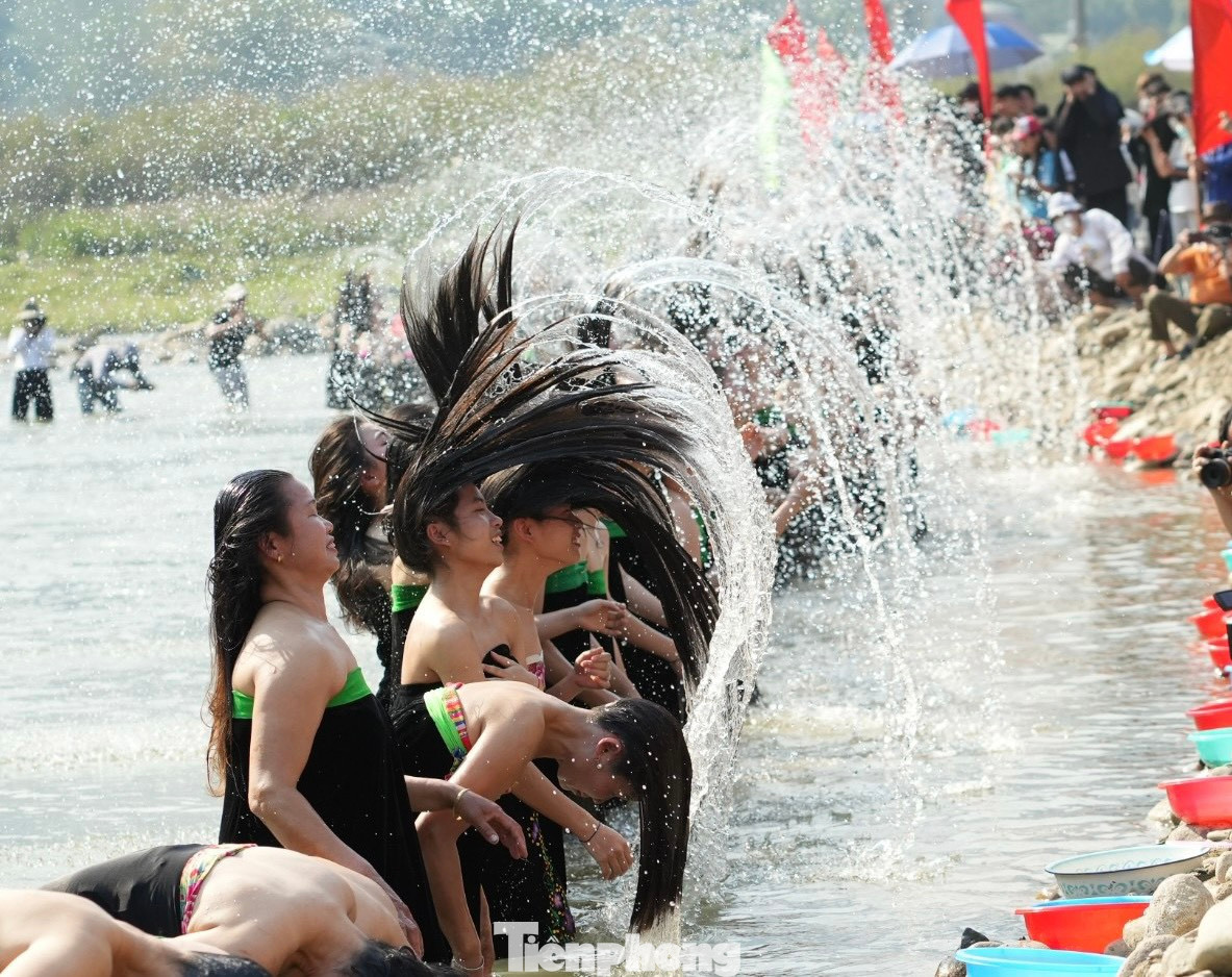 Những vạt nước tung lên theo suối tóc đen.