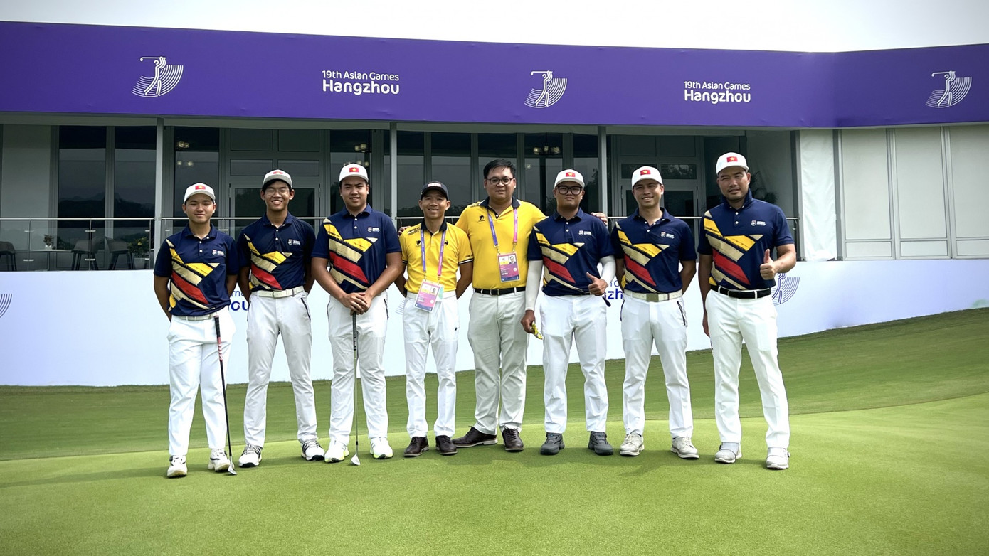 Nguyễn Nhất Long, nhà vô địch giải Golf Quốc gia 2023 và Tiền Phong Golf Championship 2020, cùng các đồng đội ở Đội tuyển Golf tham dự Asiad 19.