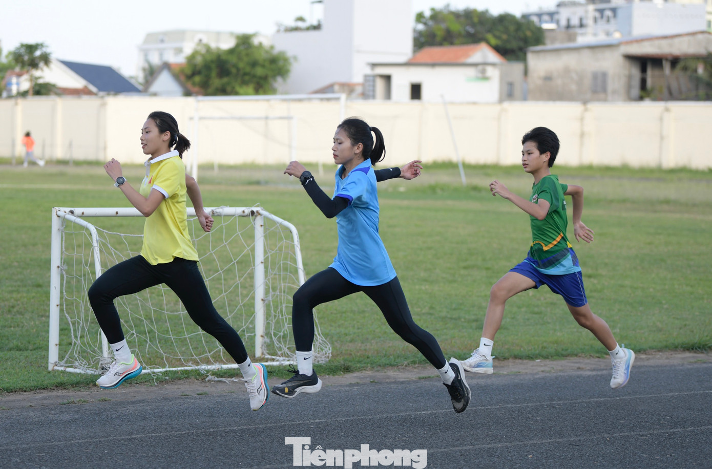 Ngọc Anh tập luyện tại sân Tuy Hòa, chuẩn bị cho Tiền Phong Marathon 2024. Ngọc Anh tập luyện tại sân Tuy Hòa, chuẩn bị cho Tiền Phong Marathon 2024.