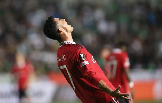 Ronaldo chỉ biết than trời sau mỗi tình huống bỏ lỡ cơ hội. (Ảnh: Mirror)