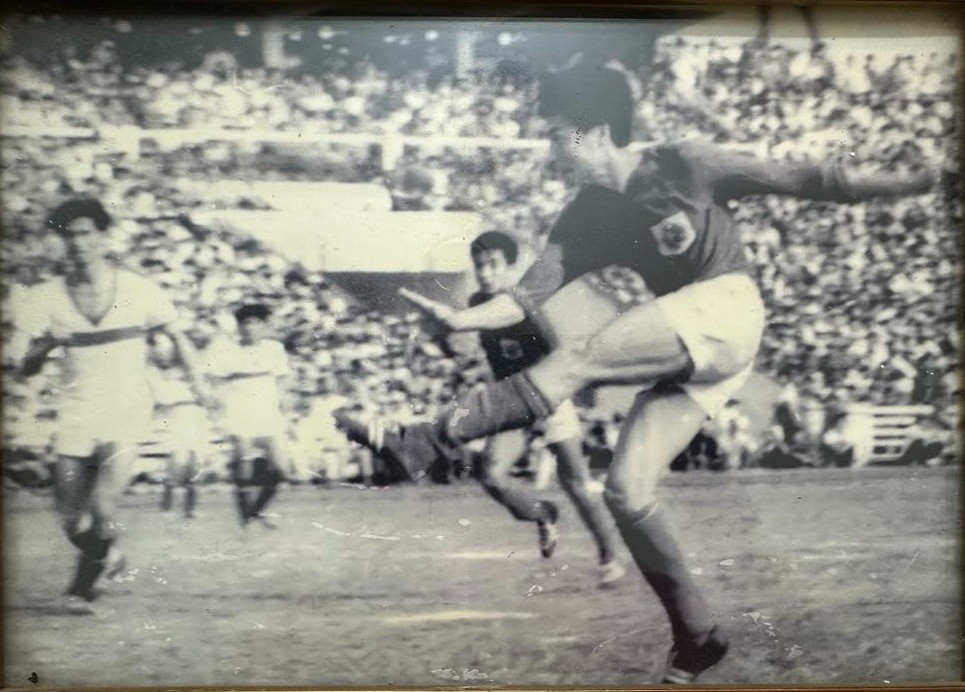 Ông Trần Duy Long khi còn thi đấu nổi tiếng là một tiền vệ thông minh, tư duy chiến thuật sắc bén và kỹ thuật điêu luyện.