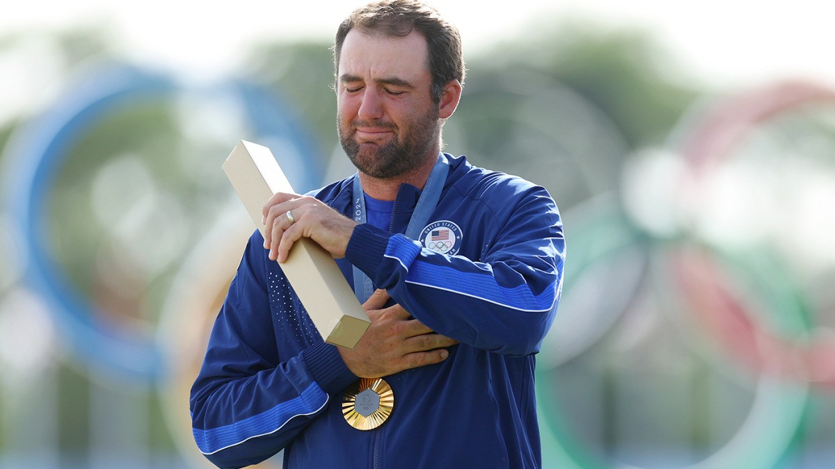 Scottie Scheffler bật khóc trong khoảnh khắc nhận Huy chương Vàng Olympic 2024.