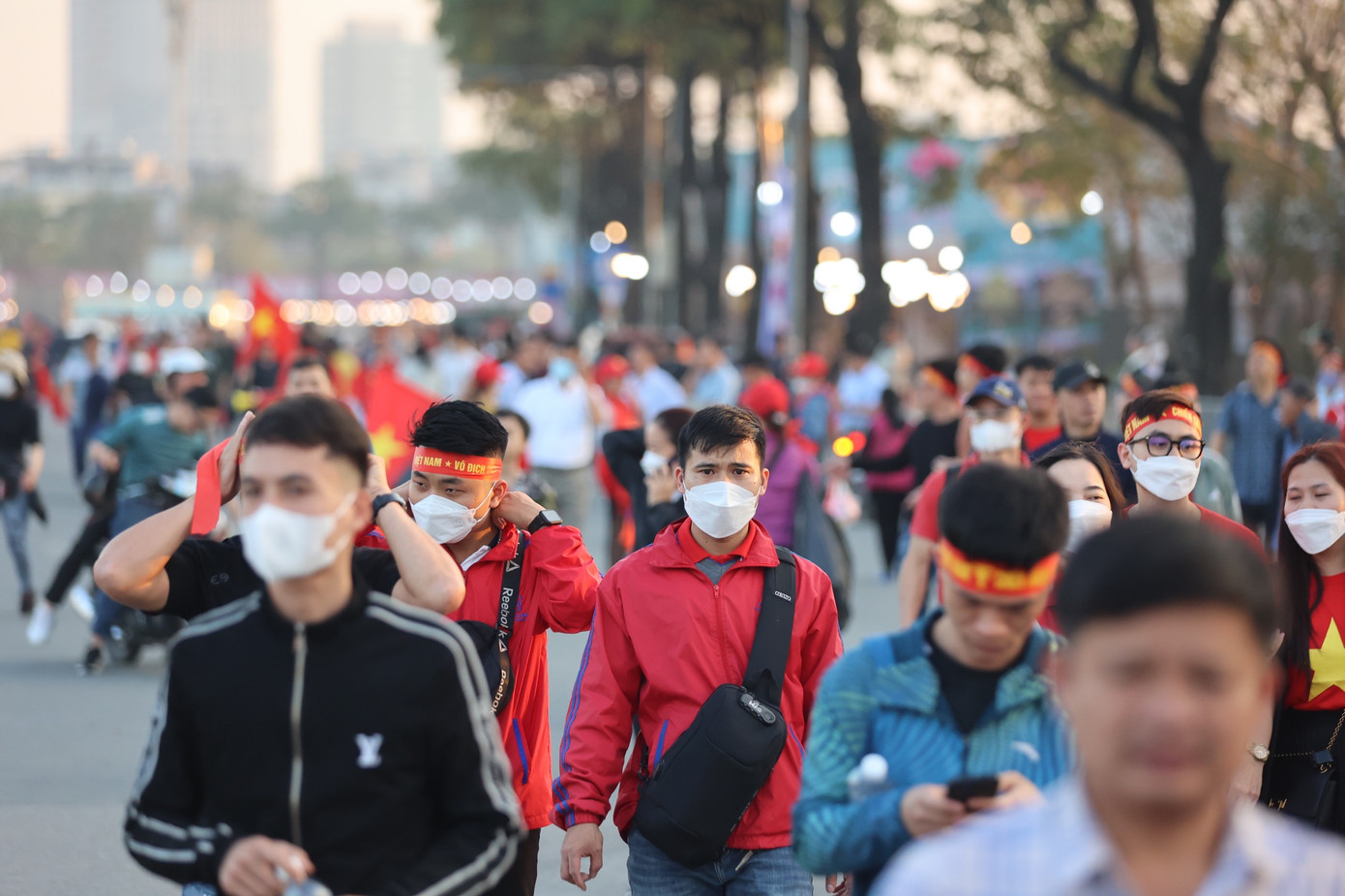 Dòng người bắt đầu tiến vào sân để ổn định chỗ ngồi sớm.