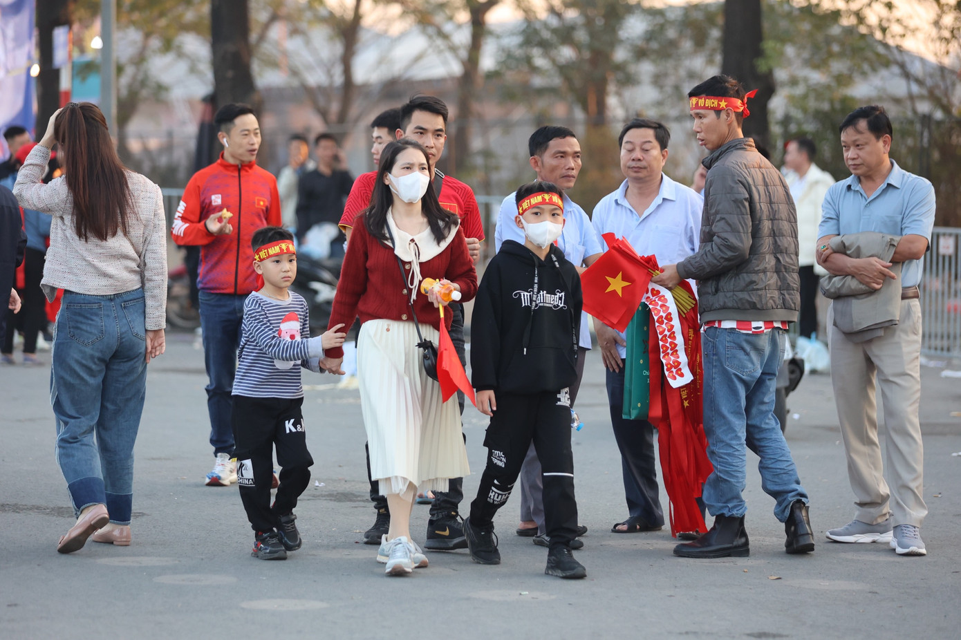 Dòng người bắt đầu tiến vào sân để ổn định chỗ ngồi sớm.